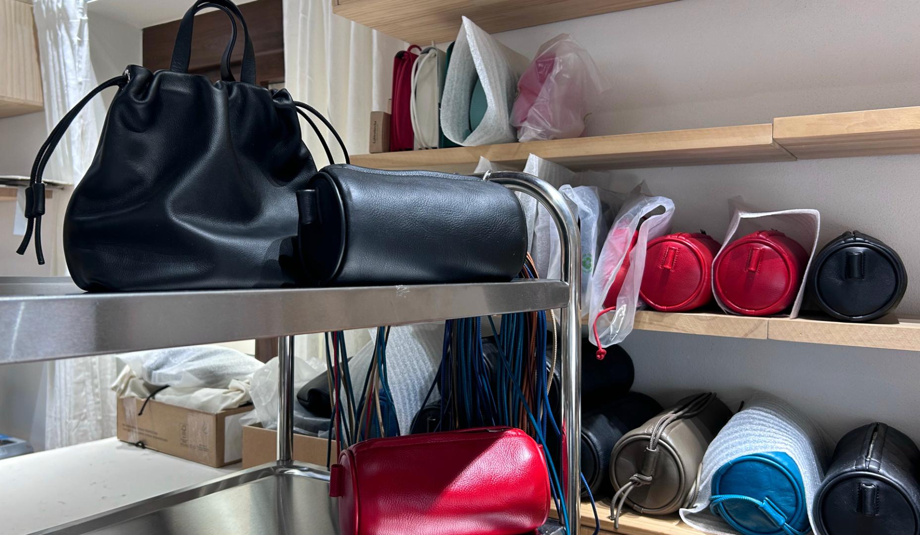 Los bolsos llevan nombres de mujer, como 'Alma', 'Rafaela' o 'Irene'