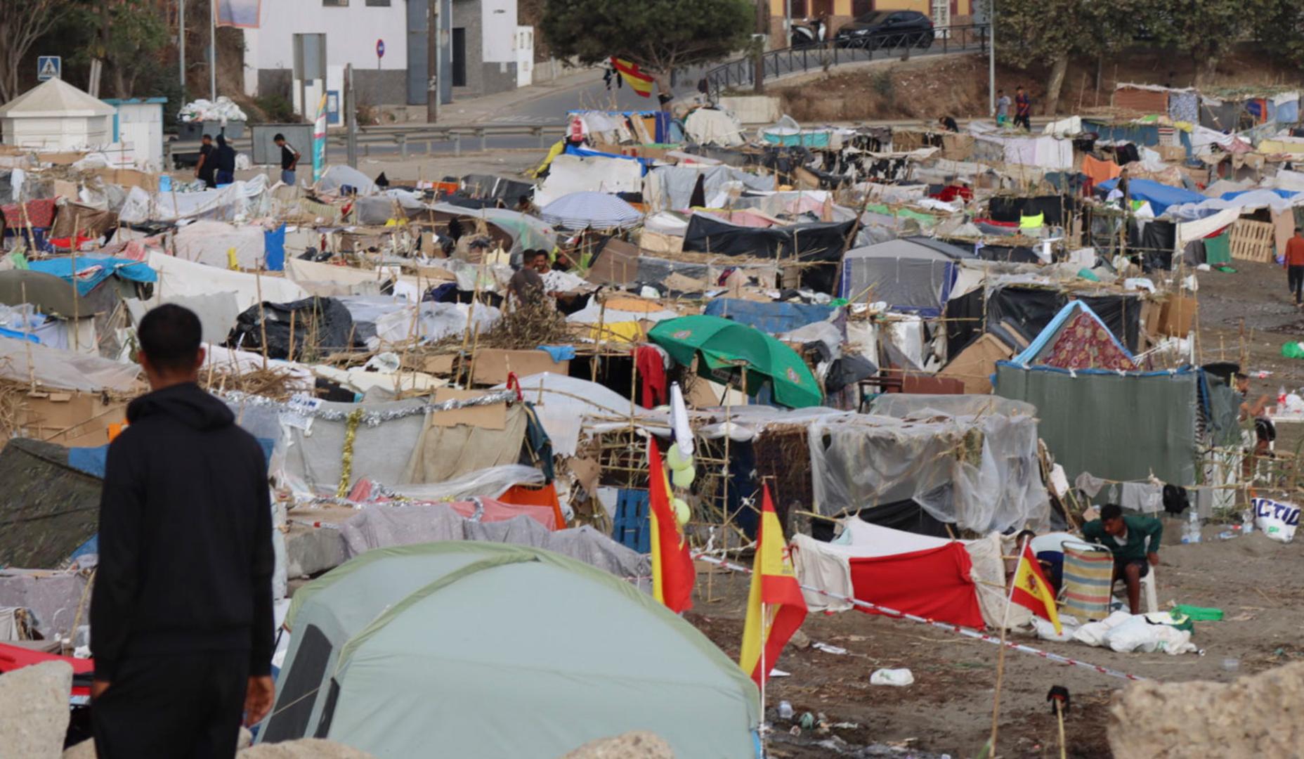 Vista de las tiendas de campaña y construcciones improvisadas por los migrantes asentados en la playa del Trampolín