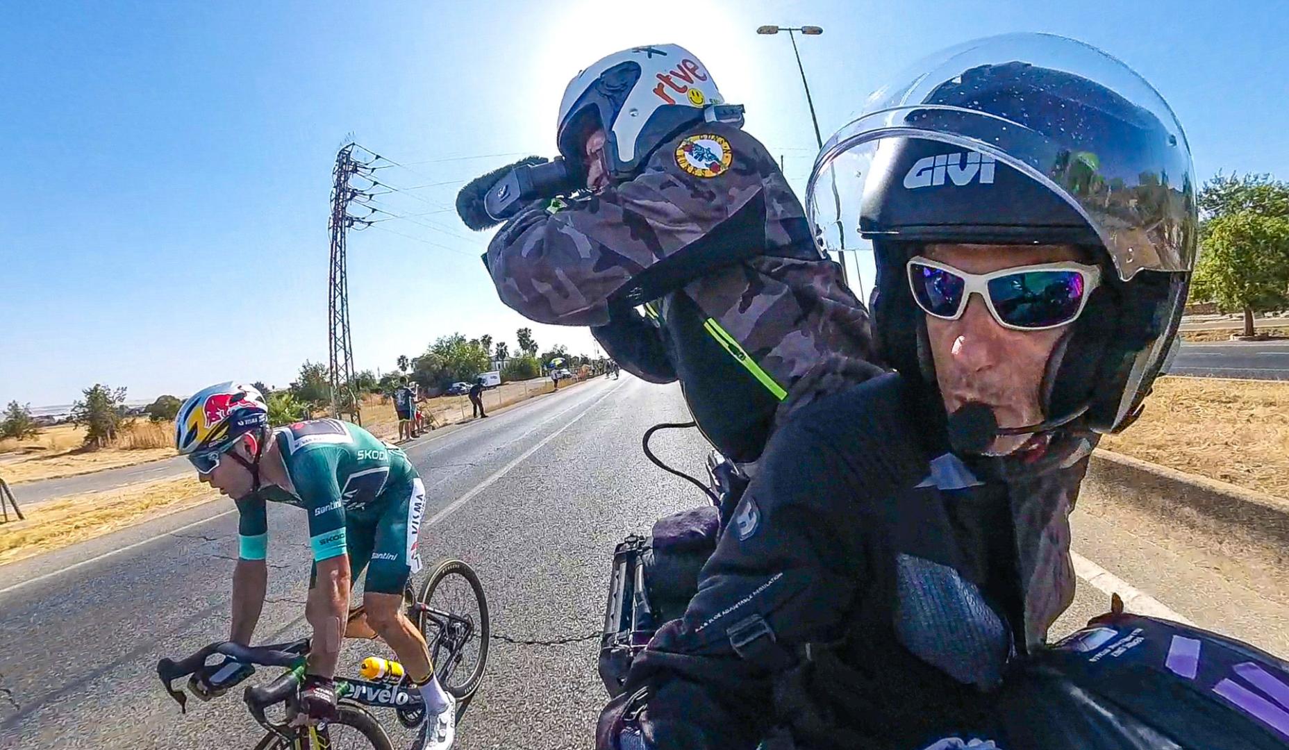 Torres, grabando una carrera ciclista