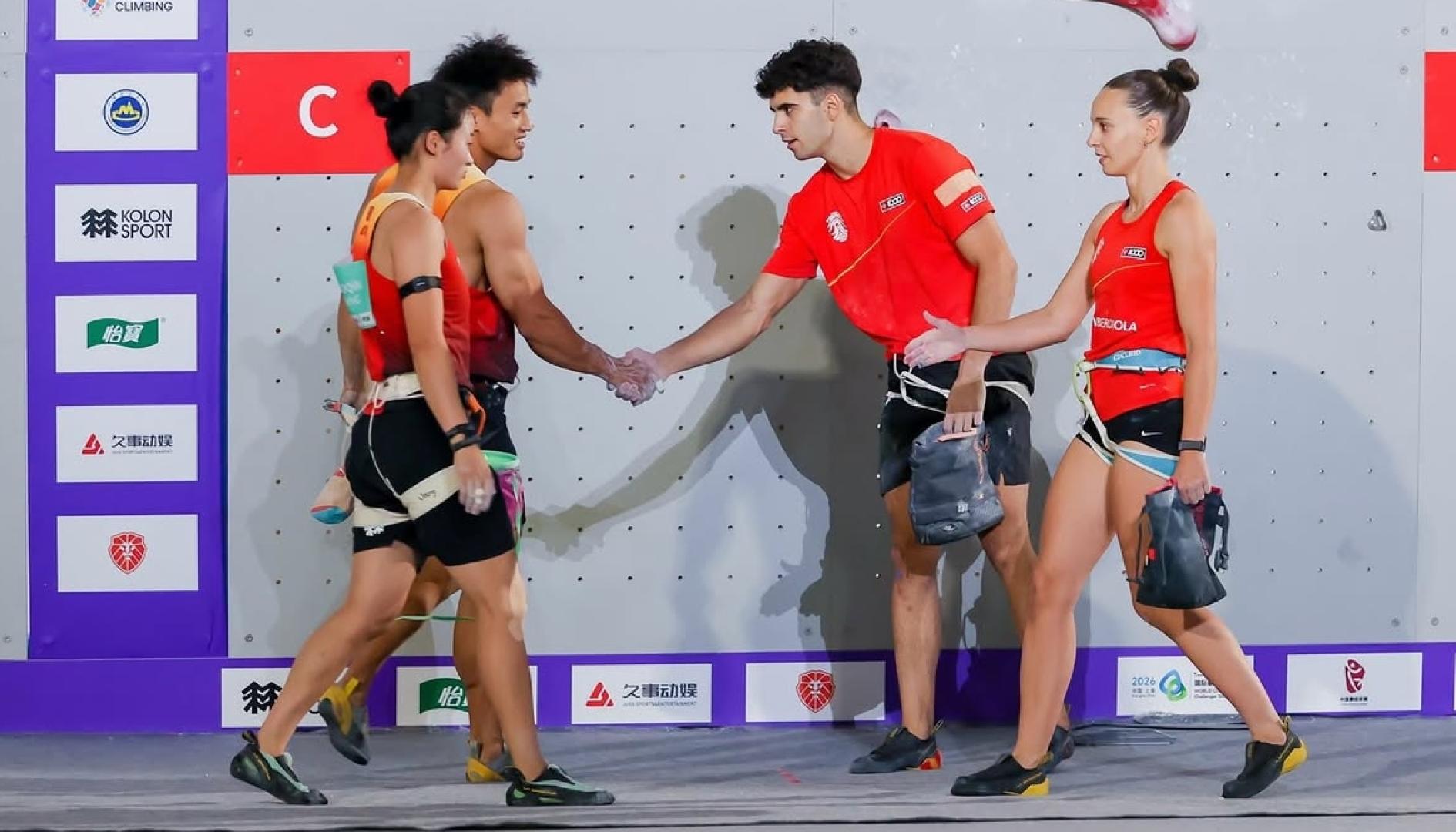 Oriol Codina y la pamplonesa Leire Ruiz de Argandoña, saludando a la pareja china en el prestigioso torneo de Shangái