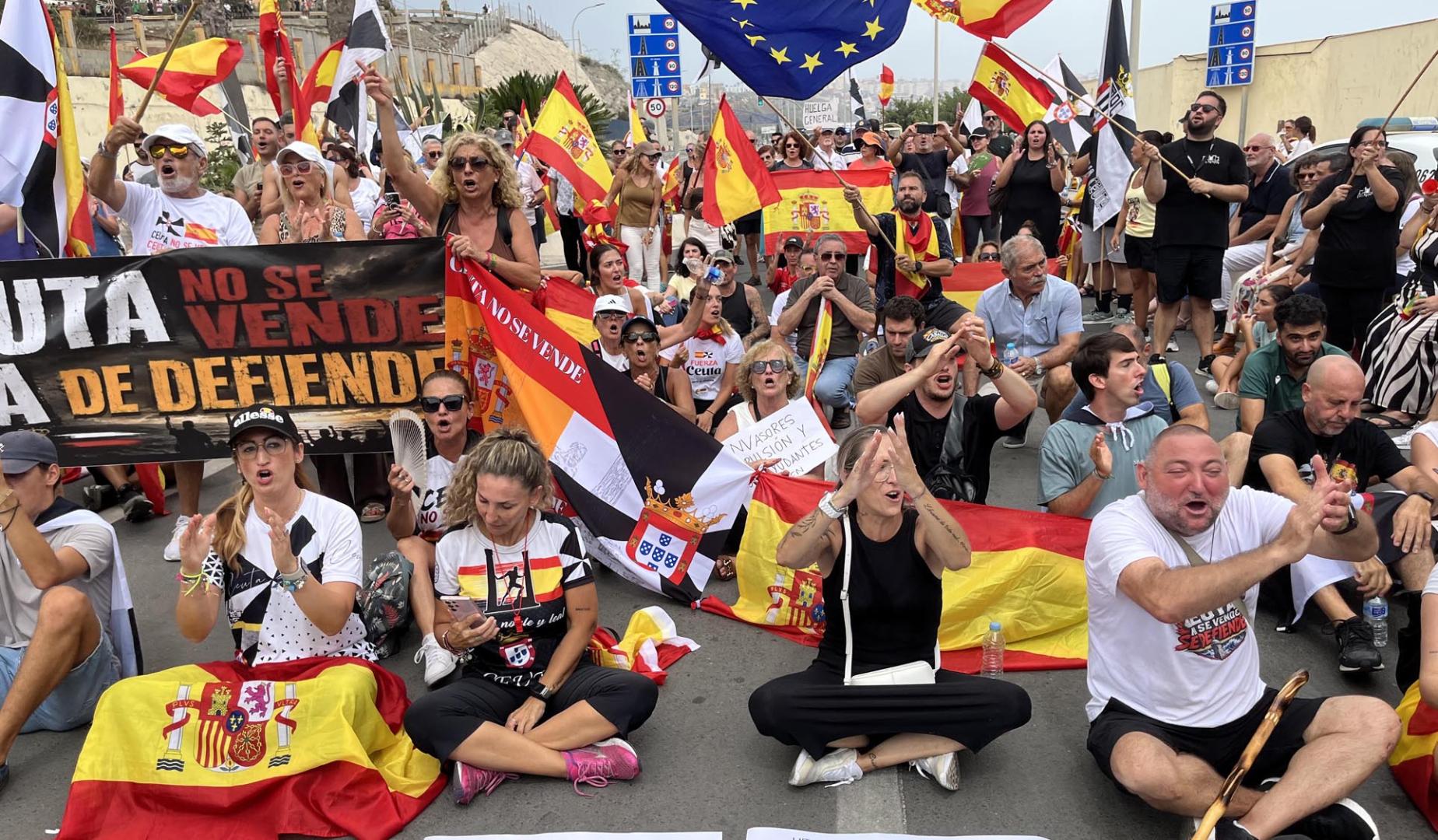 Centenares de personas salieron este domingo a las calles de la ciudad española de Ceuta para reclamar que se garanticen los derechos de los niños que residen allí