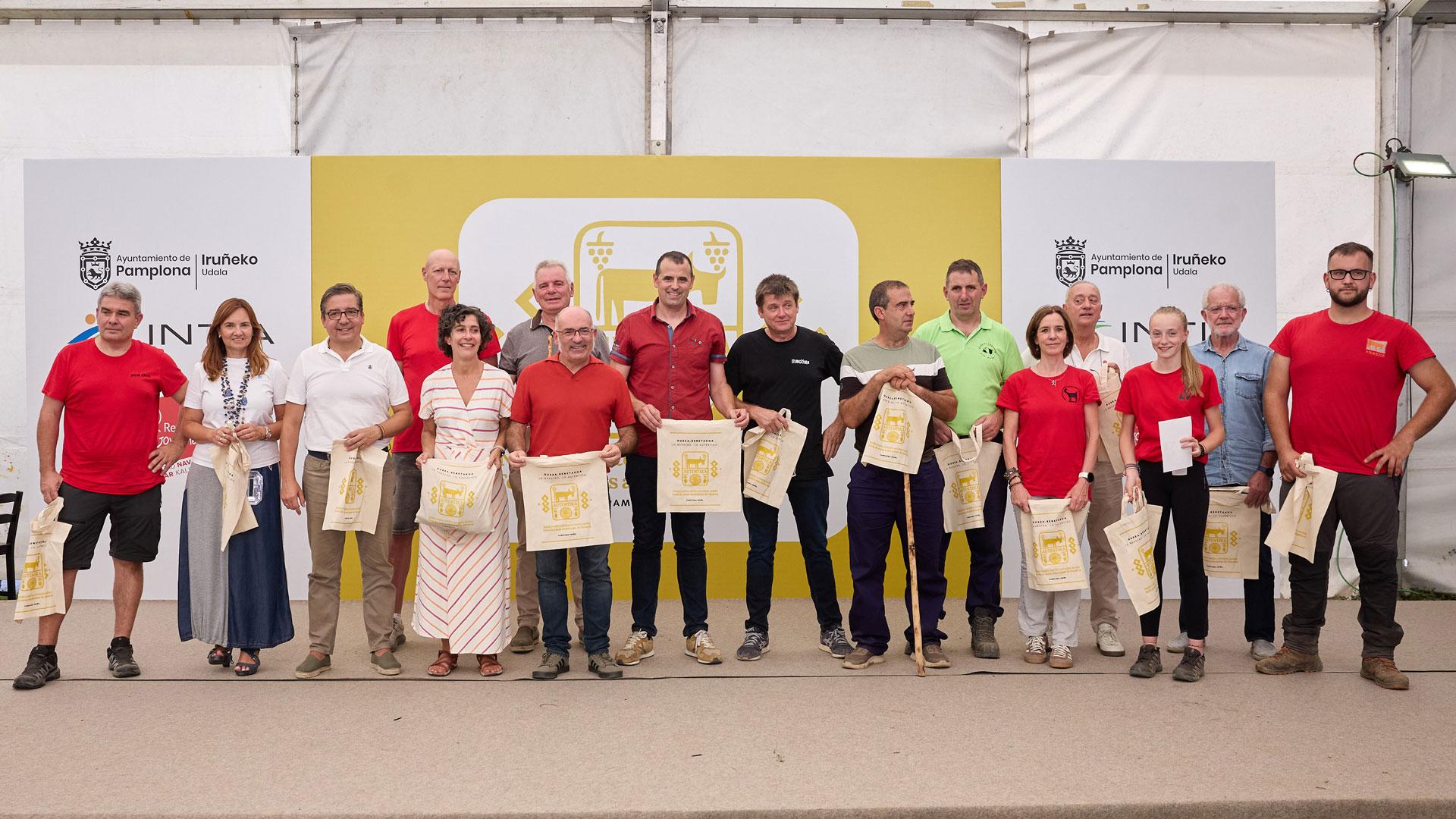 El director general de Desarrollo Rural, Rubén Goñi, en el centro, junto con los representantes de las asociaciones de ganaderías autóctonas de Navarra que han recibido el reconocimiento este domingo en la feria 'Autentika'