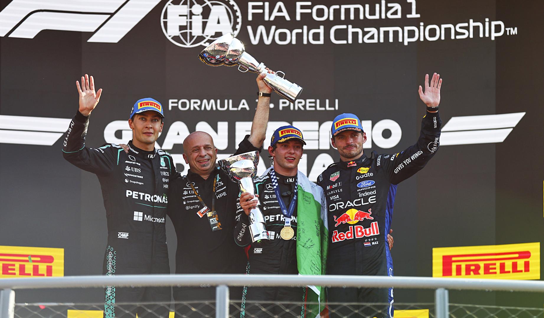 De izda. a dcha.George Russell, Andrea Kimi Antonelli y Max Verstappen en el podio del GP de Italia