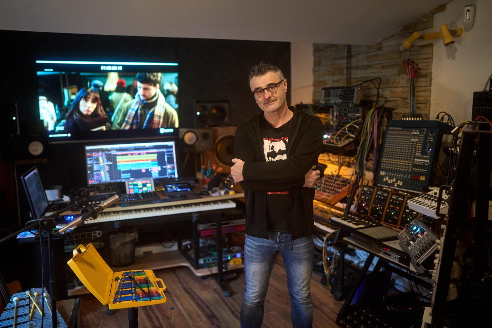Mikel Salas, en su estudio de grabación.