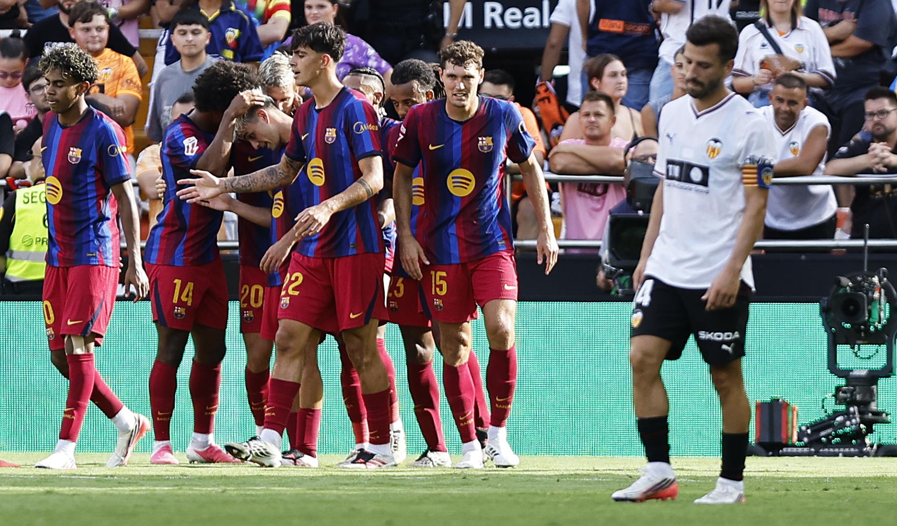 Los jugadores del Barcelona celebran el quinto gol, obra de Pedro González "Pedri"