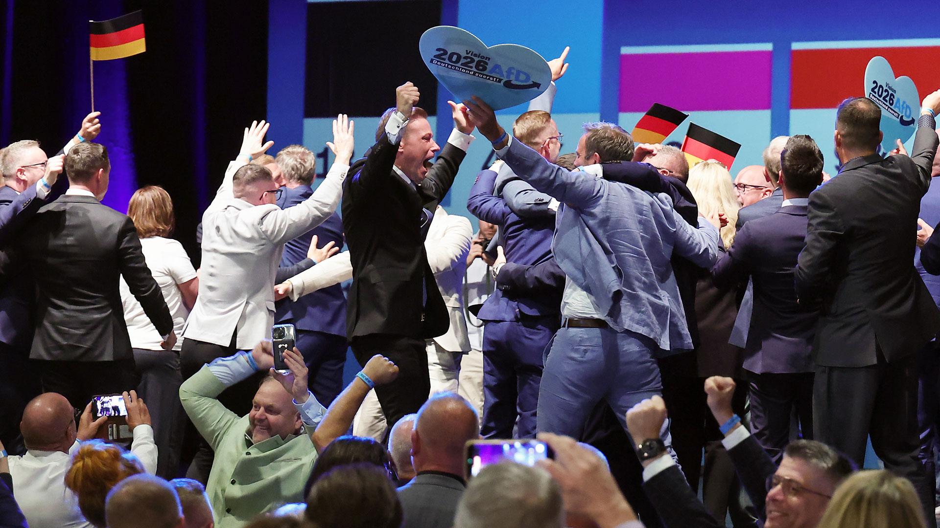 Euforia y alegría durante la fiesta electoral del partido de extrema derecha Alternativa para Alemania (AfD) al conocerse los sondeos a pie de urna tras las elecciones estatales de Sajonia-Anhalt, en Magdeburgo, Alemania