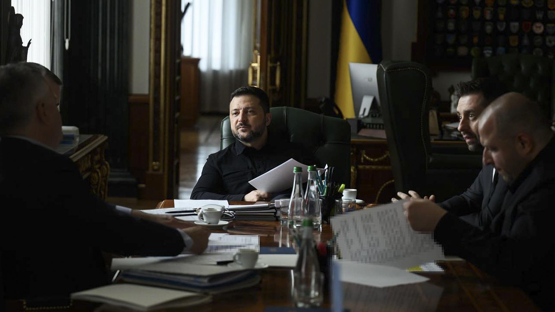 KIEV, 06/09/2026.- Los emisarios de la Casa Blanca, Steve Witkoff y Jared Kushner, quienes la víspera estuvieron en el Kremlin para presentar a Vladímir Putin una propuesta para poner fin a la guerra, llegaron este domingo a Kiev para reunirse con el presidente ucraniano, Volodímir Zelenski. "Damos la bienvenida a Kiev a los representantes del presidente de Estados Unidos, Steve Witkoff y Jared Kushner", señaló la Oficina de la Presidencia de Ucrania en su cuenta oficial de Telegram al reenviar un mensaje de uno de los negociadores de Zelenski. EFE/ Cuenta Oficial de Zelenski En Telegram *****SOLO USO EDITORIAL/SOLO DISPONIBLE PARA ILUSTRAR LA NOTICIA QUE ACOMPAÑA (CRÉDITO OBLIGATORIO) *****