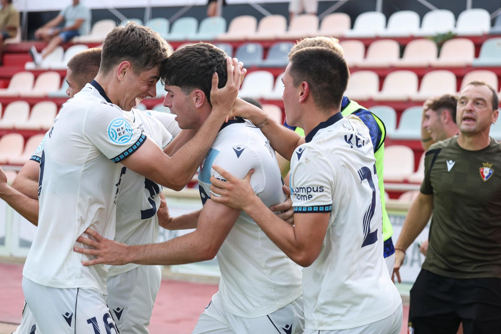 Arocena, autor del gol de la victoria, recibe la felicitación de sus compañeros del Promesas