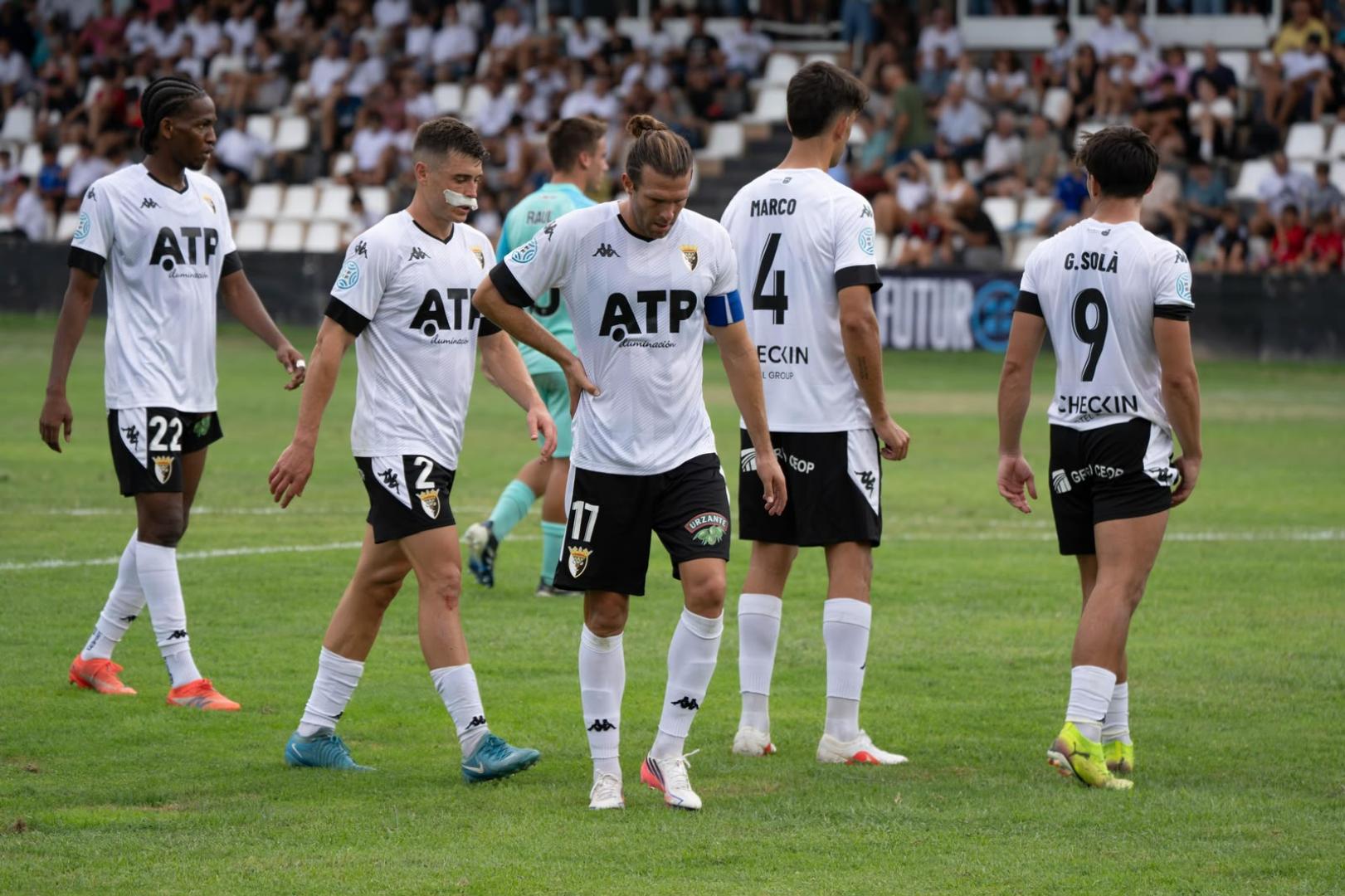 Los jugadores del Tudelano lamentan la ocasión perdida