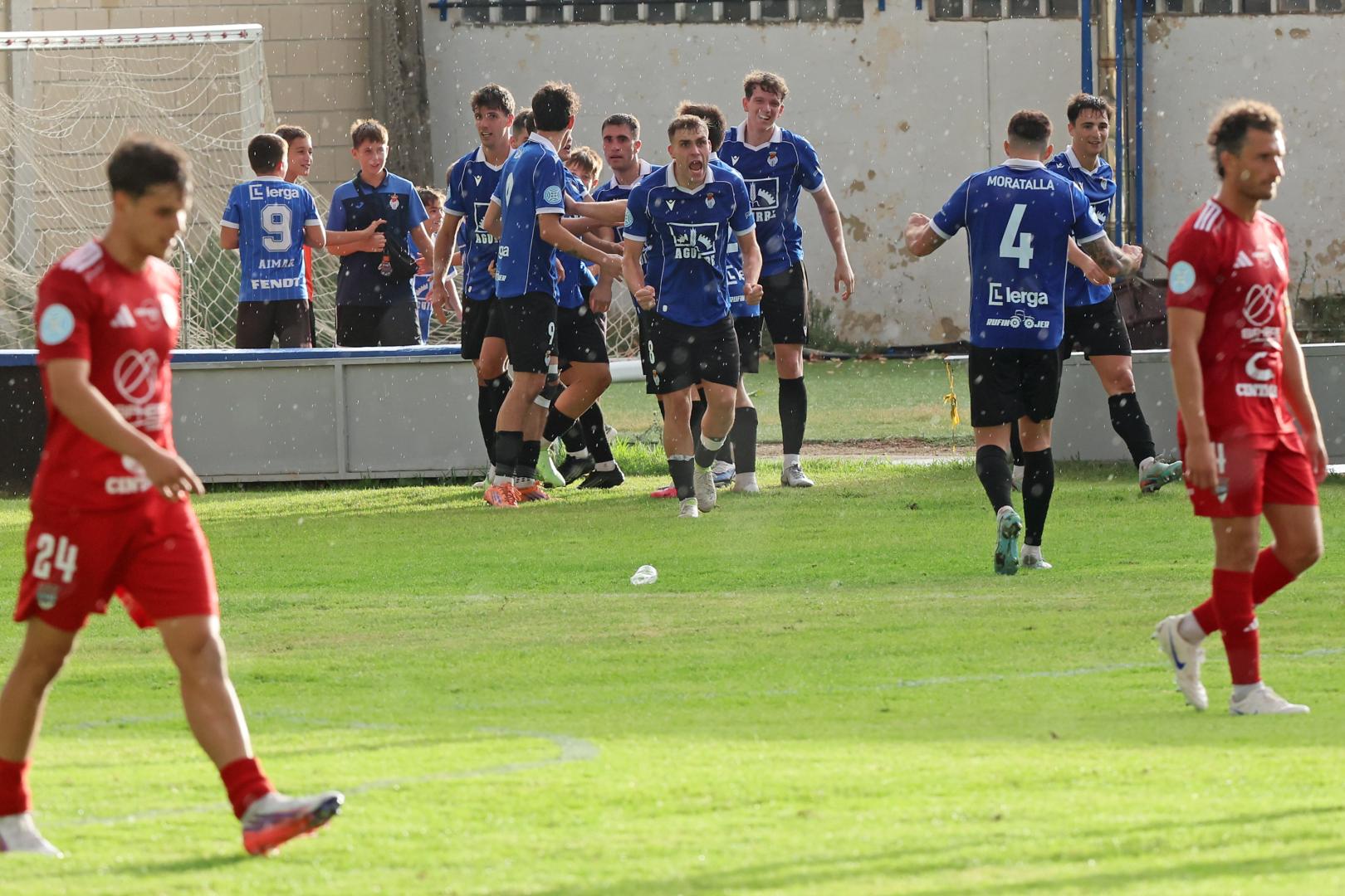 Los jugadores de la Peña Sport celebran el empate de Joaquín Recalde