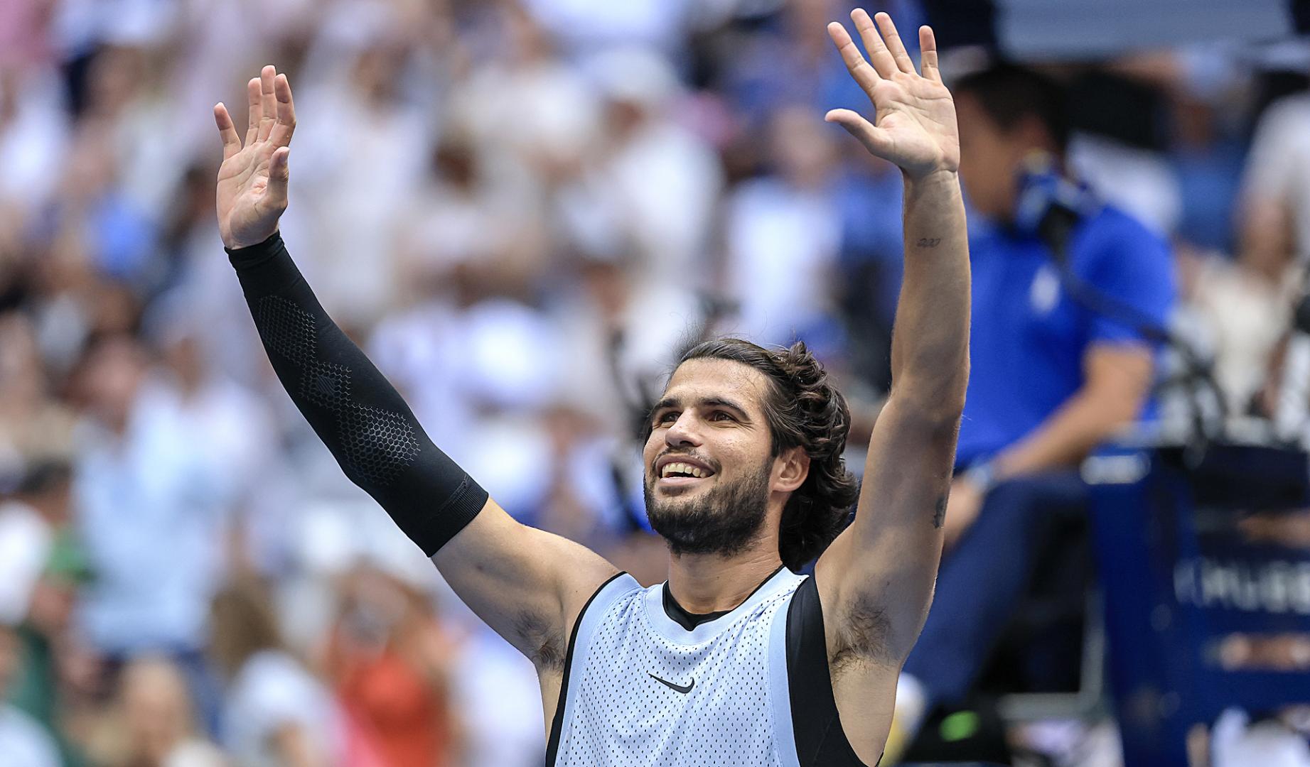 Carlos Alcaraz saluda tras imponerse en los octavos de final del US Open al estadounidense Tommy Paul