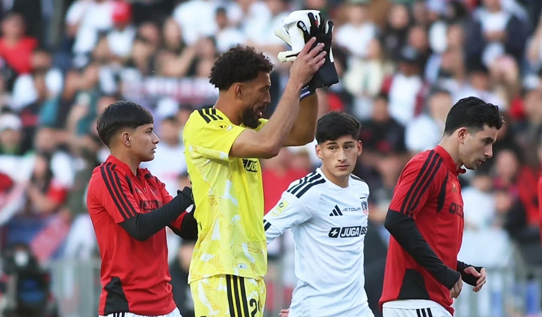 Vozinha devuelve el apoyo al público junto a sus compañeros de equipo tras finalizar el choque contra el Huachipato