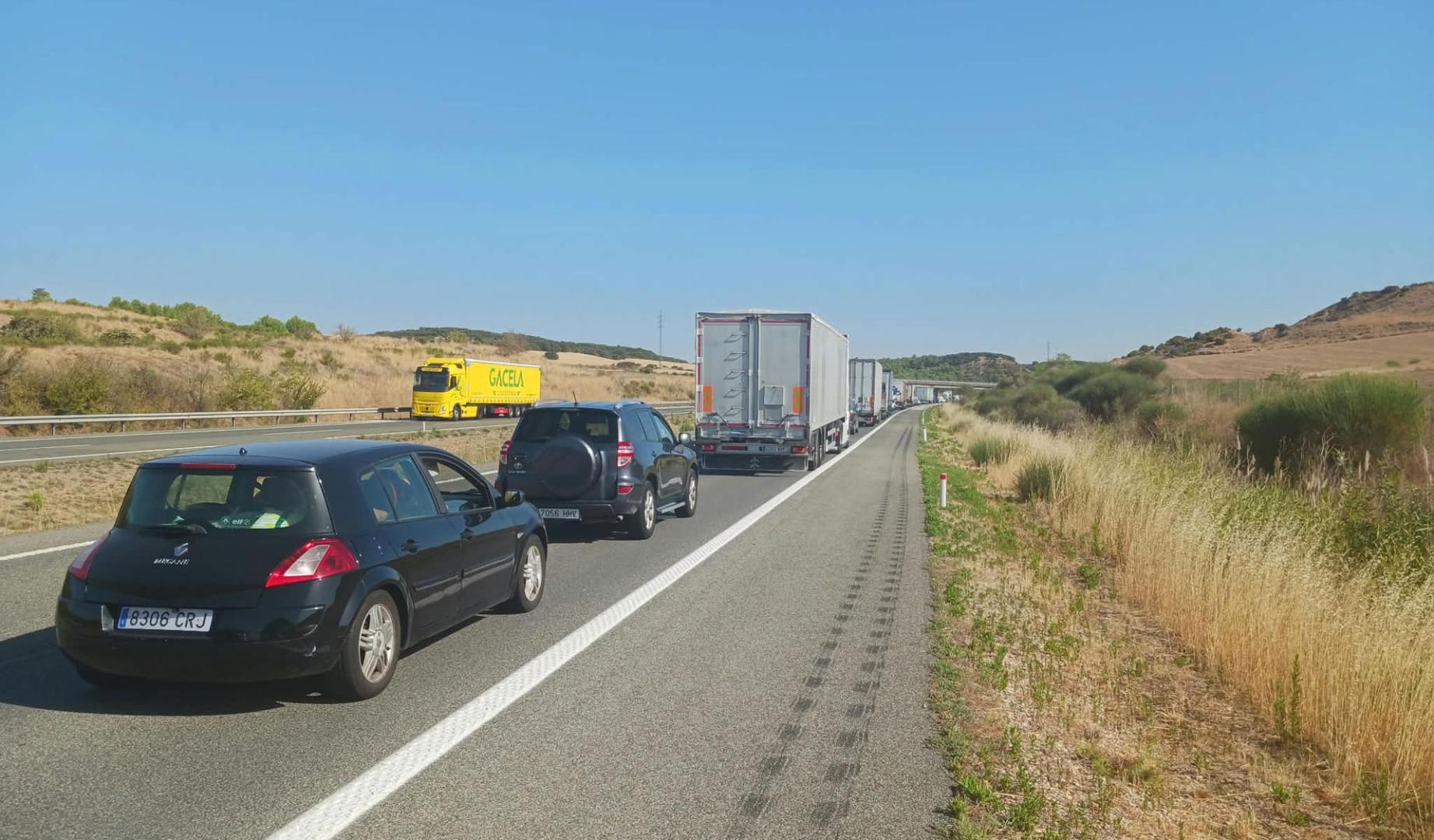 Retenciones tras el accidente en la AP-15, en Olite