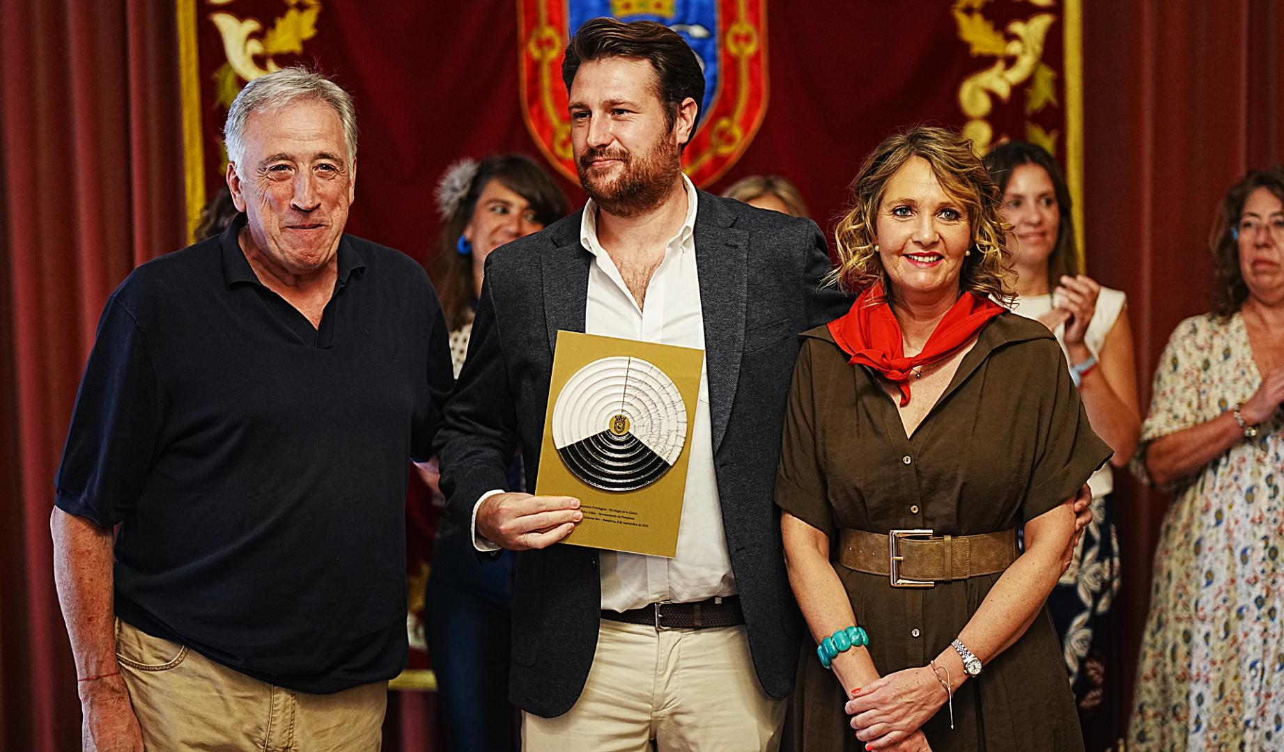 De izda. a dcha. el alcalde de Pamplona, Joseba Asiron, el vicepresidente de la Asociación Cabalgata Reyes Magos de Pamplona, Javier López Reclusa y la presidenta Mamen Sádaba