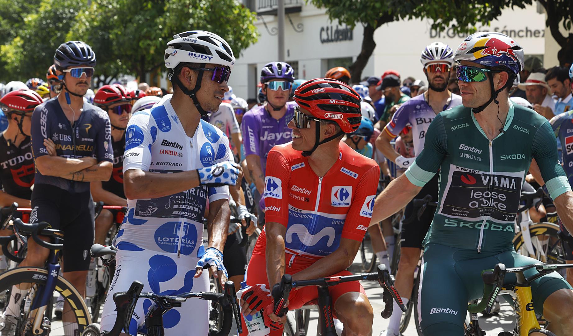 De izda. a dcha. los líderes de la LaVuelta Santiago Buitrago, con el maillot de la montaña; Enric Mas, con el maillot de líder, y el belga Van Aert, antes de la salida de la etapa 15 este domingo, 6 de septiembre
