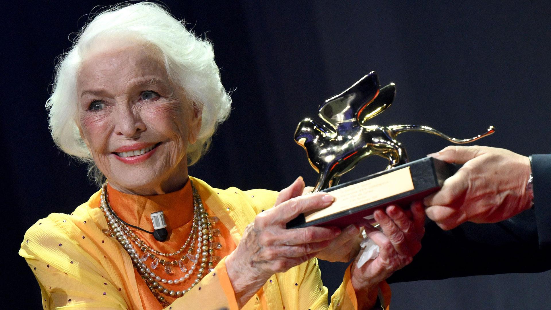 La actriz estadounidense Ellen Burstyn recibe el León de Oro a la Trayectoria durante el Festival Internacional de Cine de Venecia