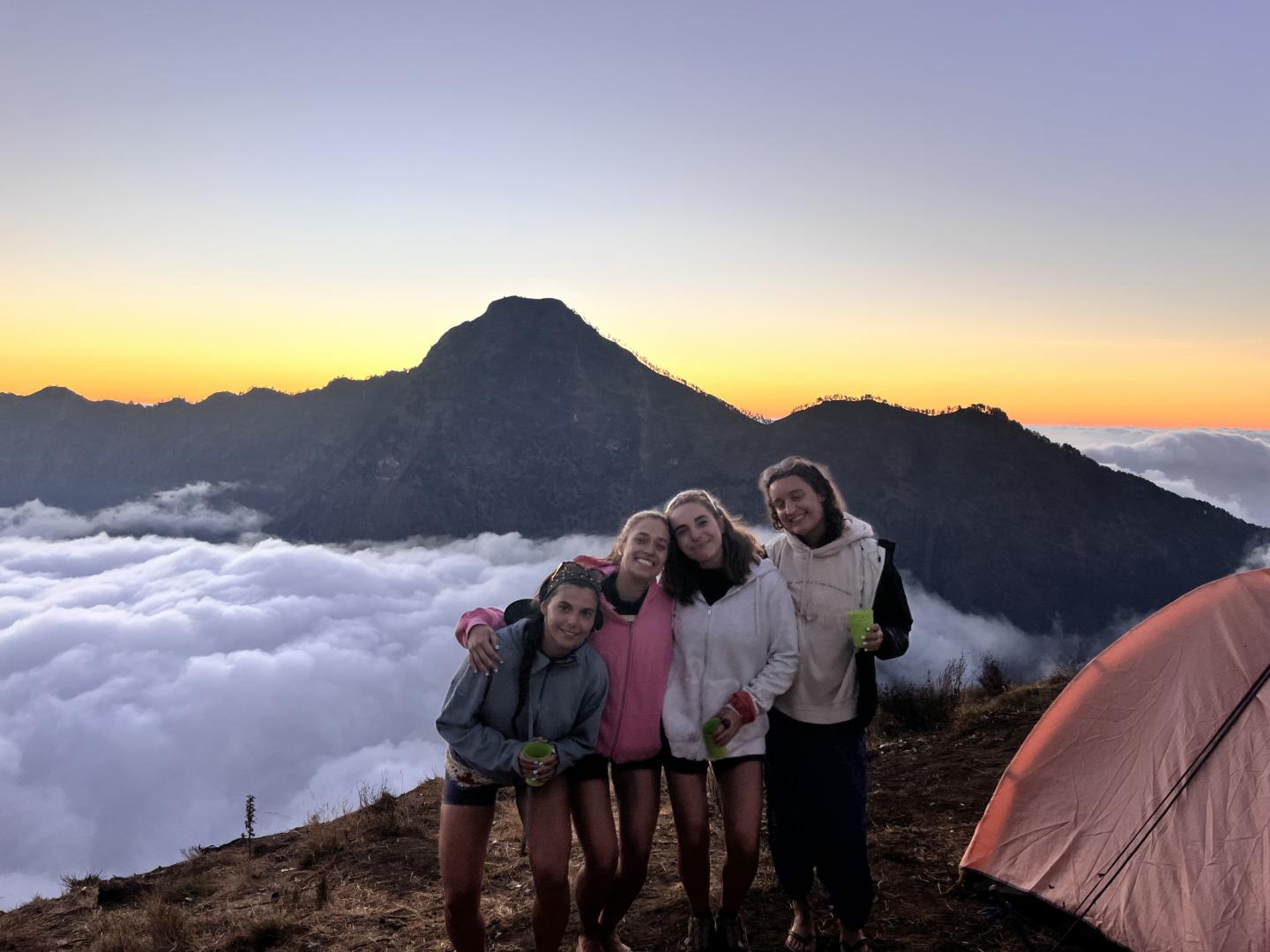 Imagen de las cuatro navarras durante el viaje. Dos de ellas, Marta (izda. del todo) y María (dcha. del todo) ya vuelan de regreso a Navarra