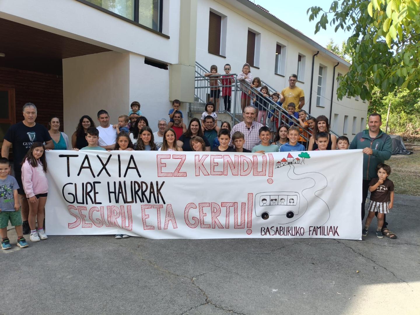 Concentración de alumnos, familias y profesorado del colegio Oihanzabal, del valle Basaburua.