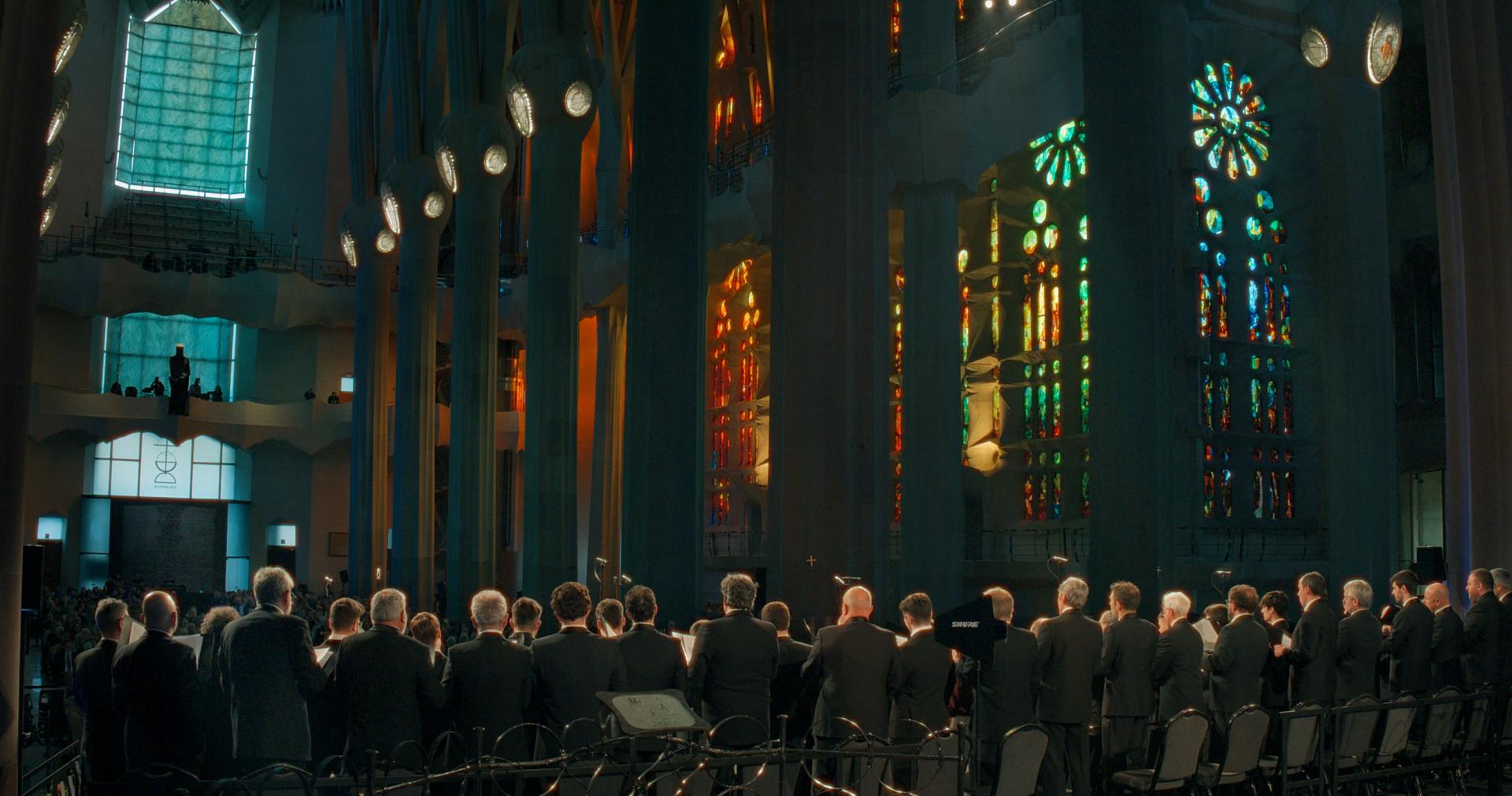 El Orfeón Pamplonés, en un fotograma del documental, durante el concierto que ofreció en la Sagrada Familia en abril de 2025.