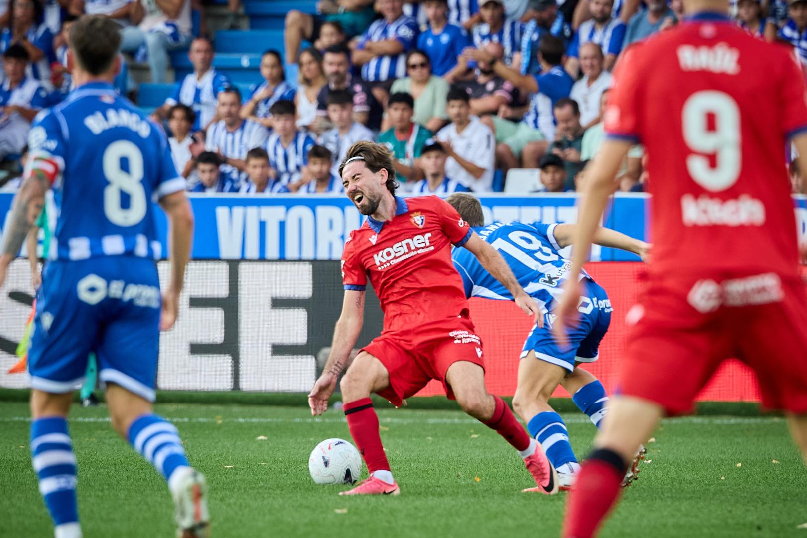 Moi Gómez se duele durante el partido de este domingo en Vitoria