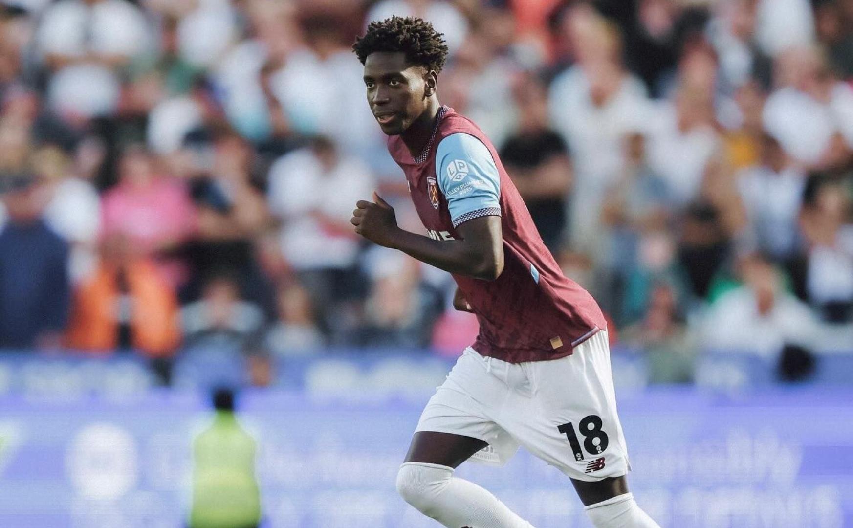 El jugador navarro Adama Boiro salta al campo el pasado sábado en su debut con el West Ham
