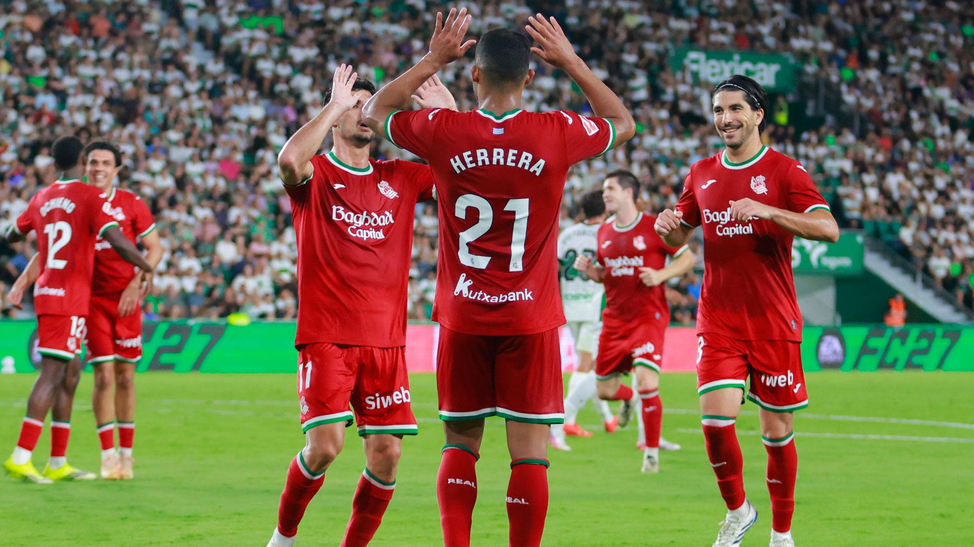 El centrocampista de la Real Sociedad Yangel Herrera (c) celebra junto a sus compañerosun gol durante el encuentro frente al Elche