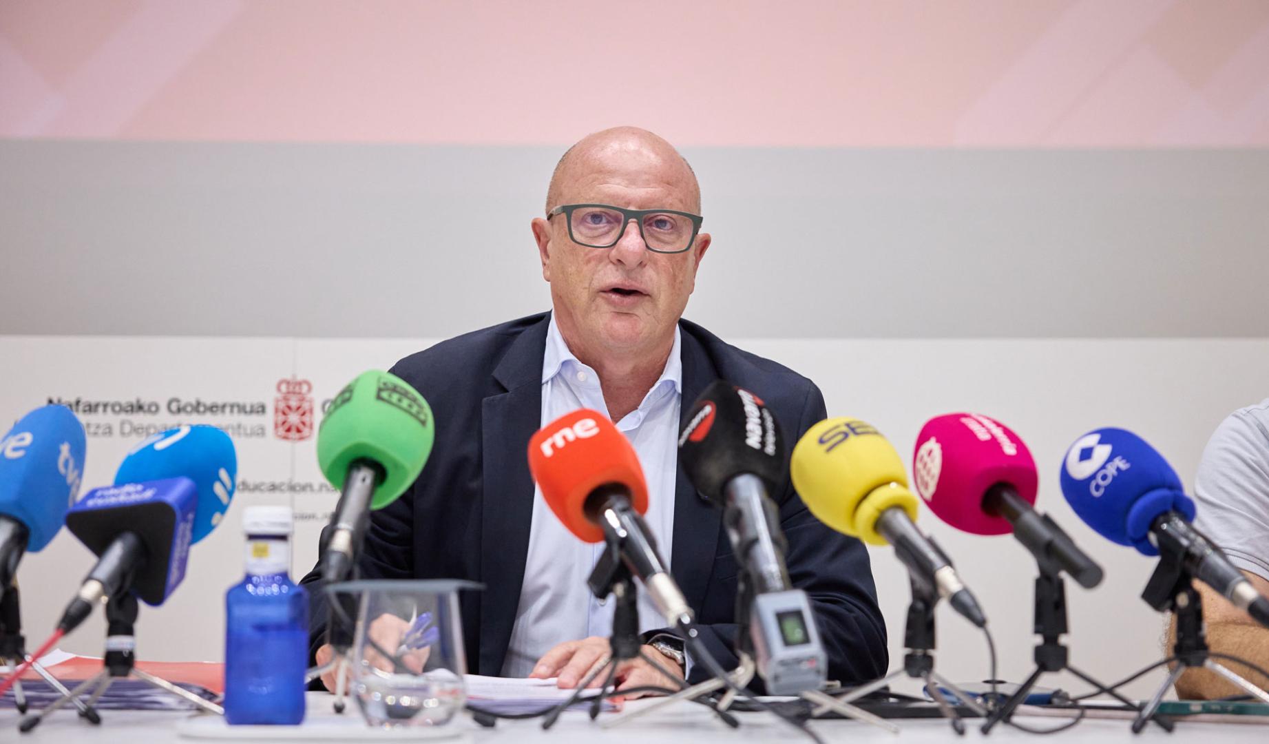 El consejero de Educación, Carlos Gimeno, este martes en la rueda de prensa