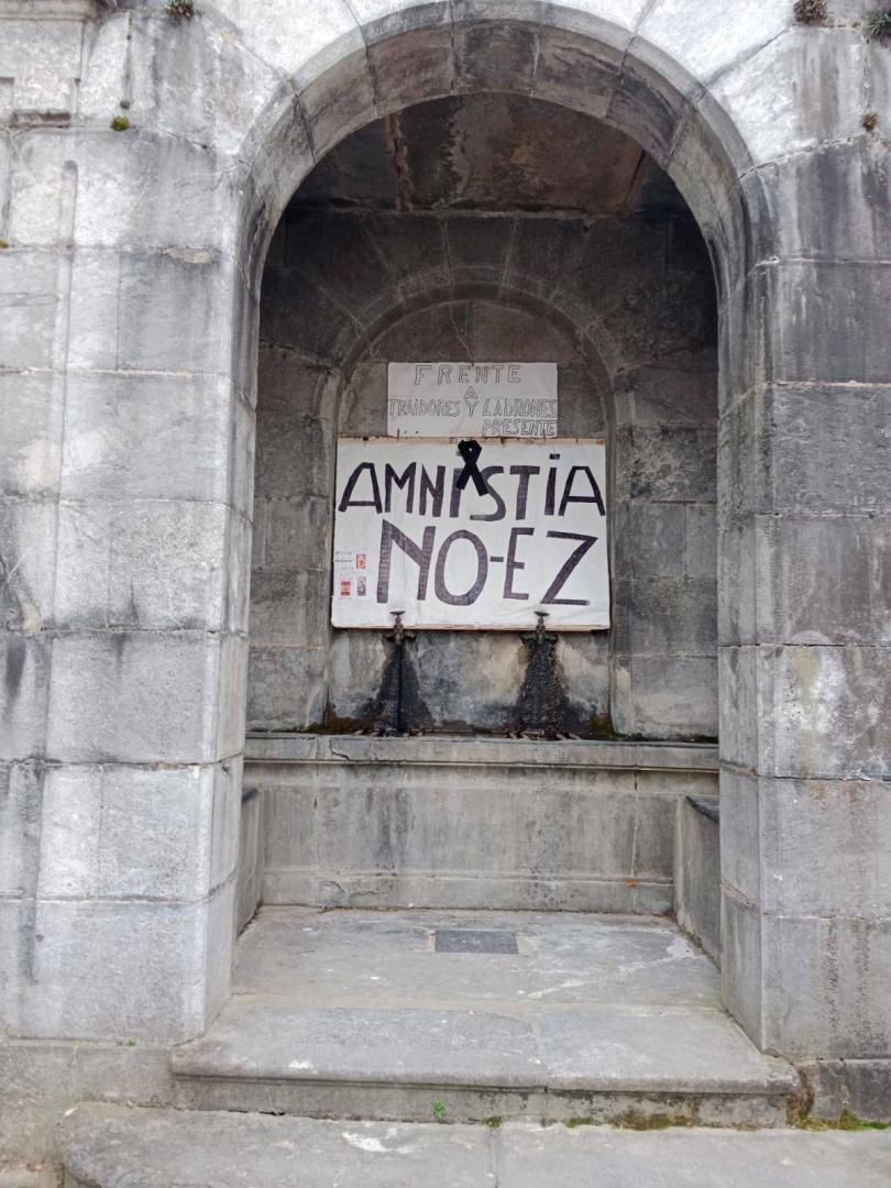 Detalle del cartel contra la amnistía del ‘procés’ en Leitza.