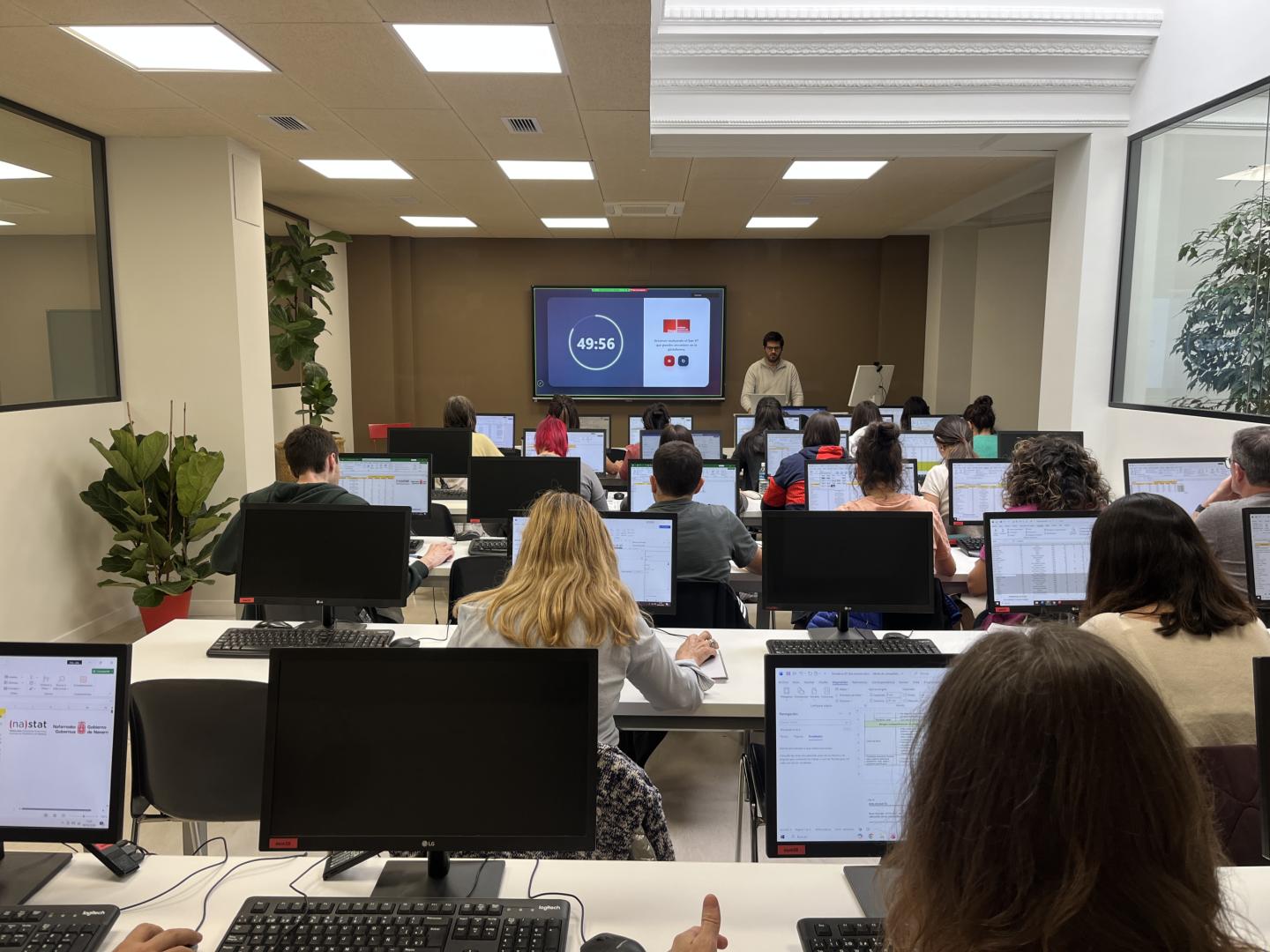 Alumnos y alumnas durante una clase en el Instituto Navarro de Oposiciones de Navarra