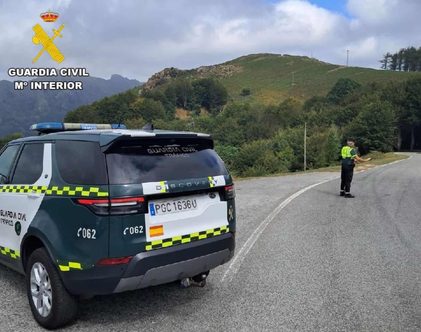 La Guardia Civil, atendiendo el accidente