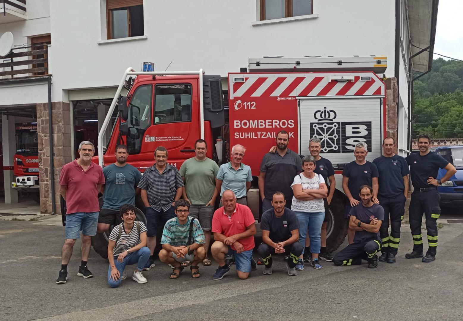 Miembros de la Asociación de Incendios de Etxalar, junto a bomberos del parque de Oronoz-Mugaire.