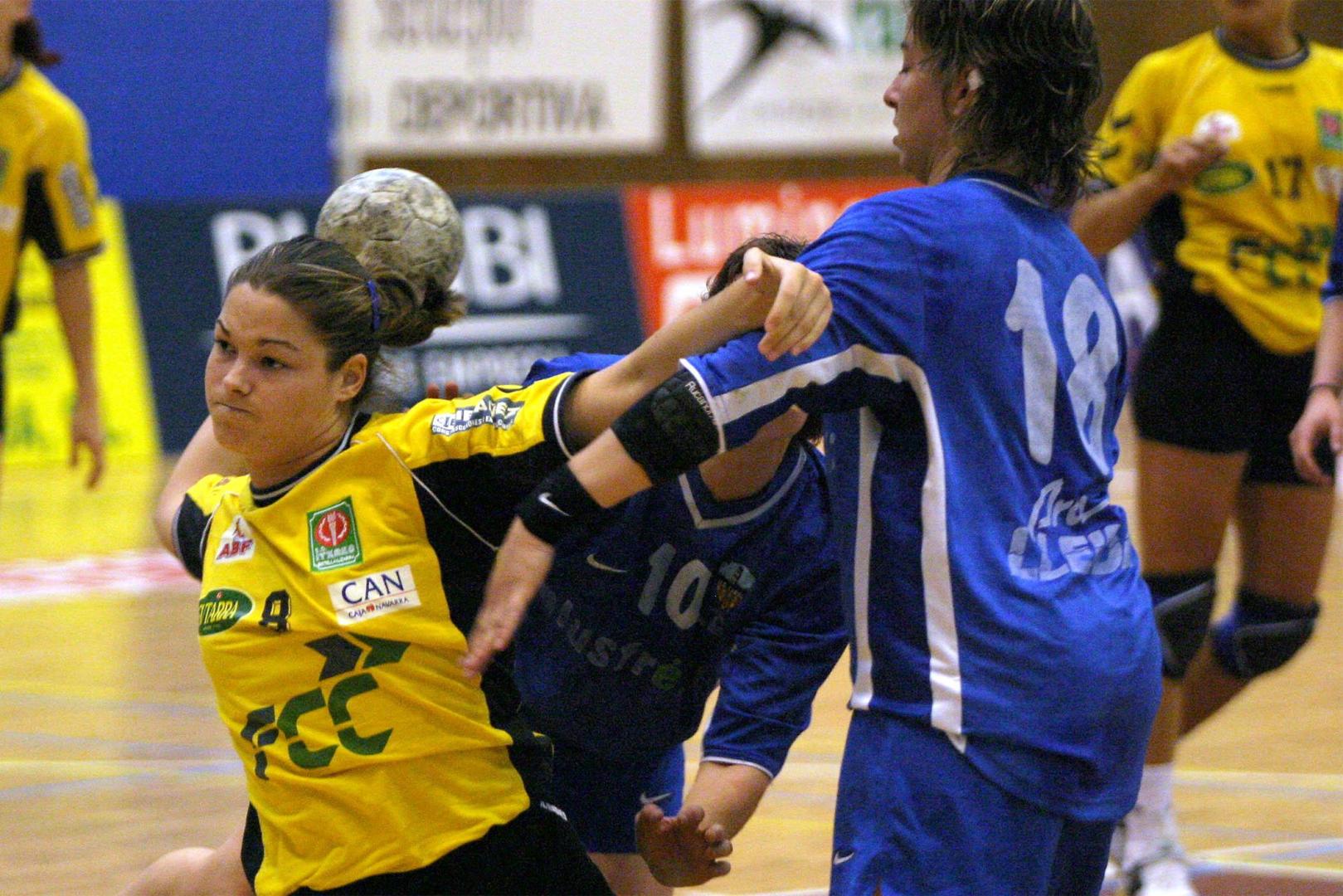 Silvia Ederra, en uno de los encuentros con el Itxako, club estellés en el que se formó en sus equipos de cantera y en el que llegó a debutar y conseguir sus primeros títulos profesionales