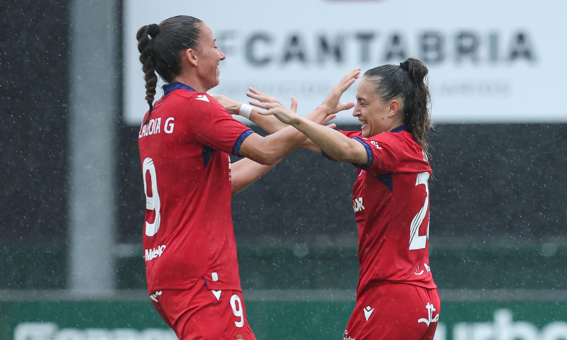 Claudia G. felicita a Iraia López por su gol