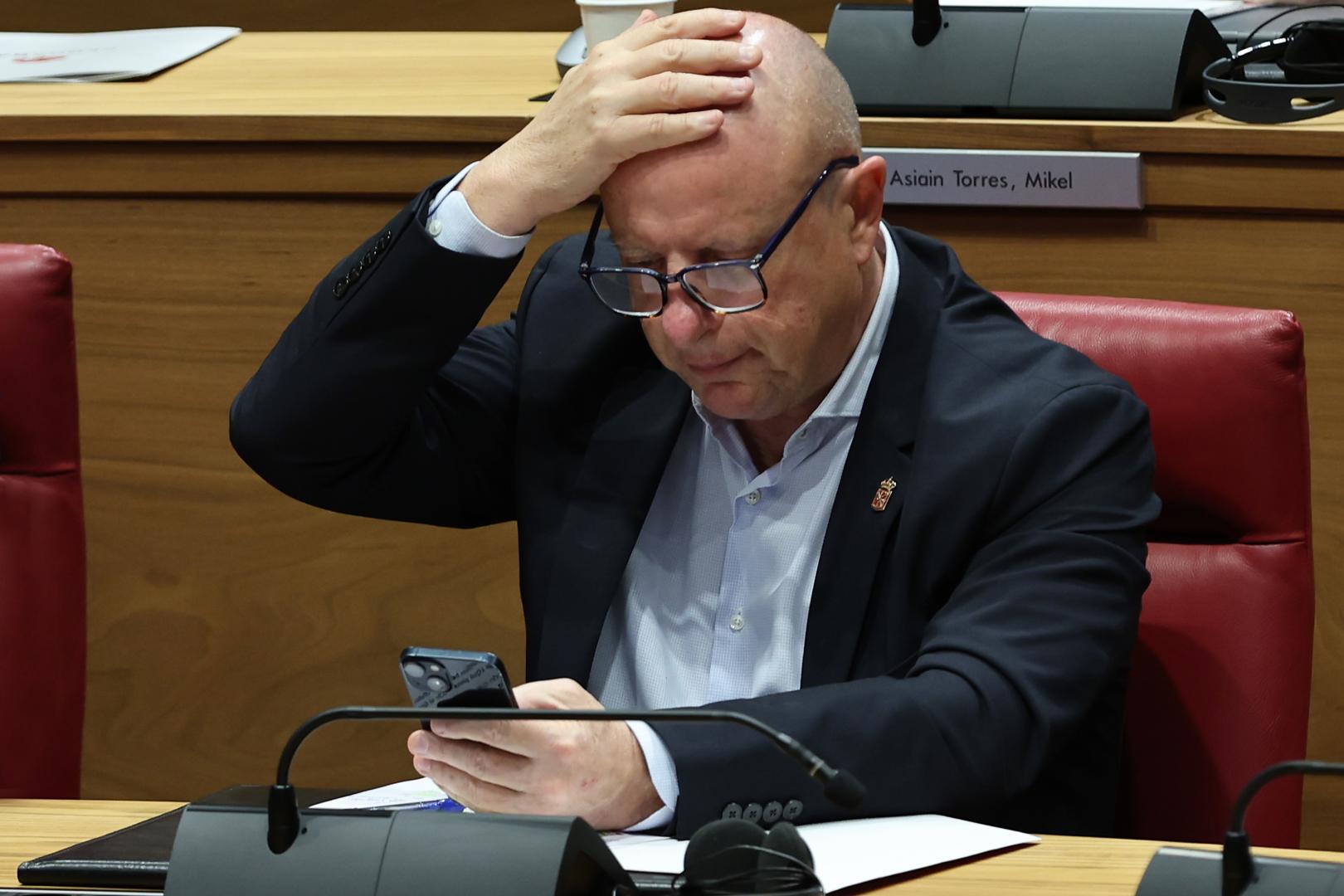 El consejero de Educación, Carlos Gimeno, durante un pleno del Parlamento de Navarra