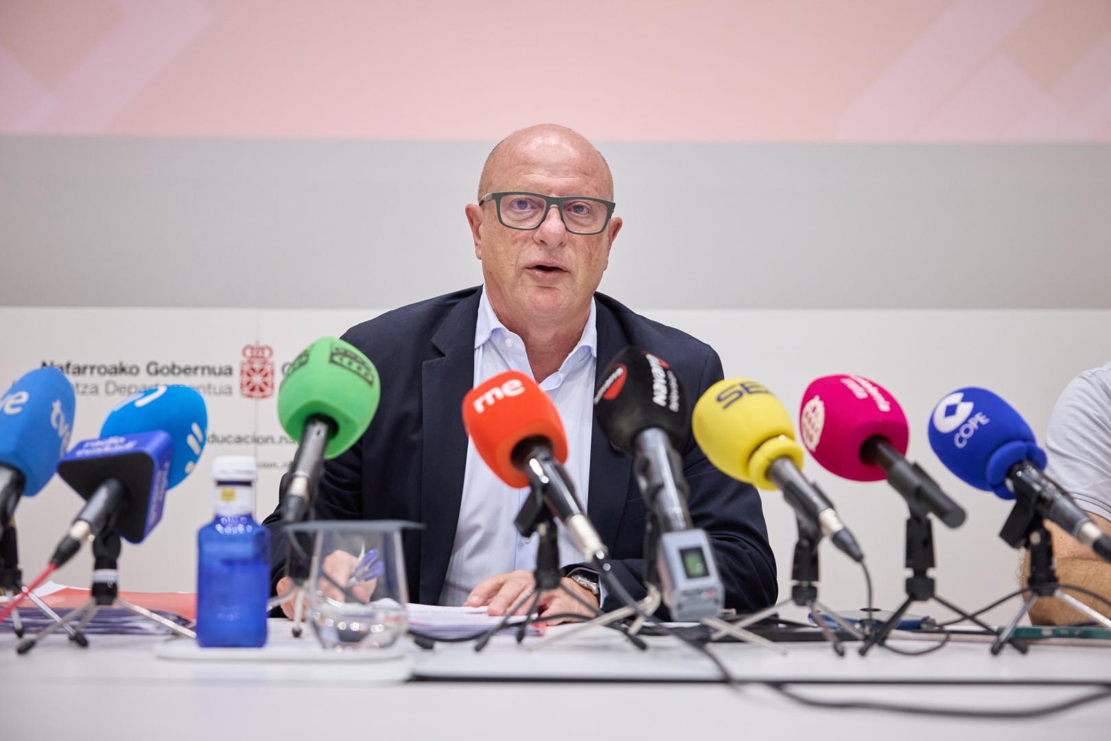 El consejero de Educación, Carlos Gimeno, en la rueda de prensa que dio sobre el informe Pisa 2025.