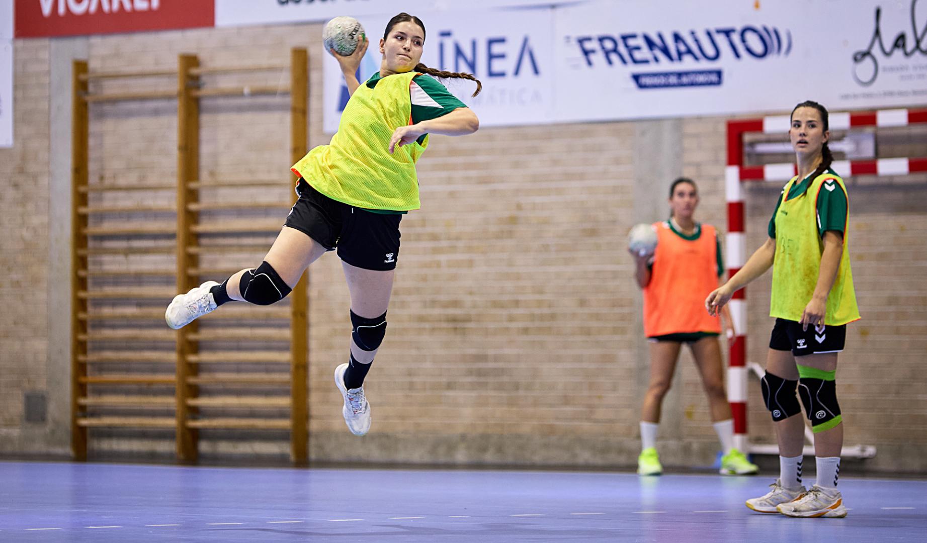 Lang, una de las novedades del Replasa esta campaña, salta para lanzar en el entrenamiento de este martes 8 de septiembre