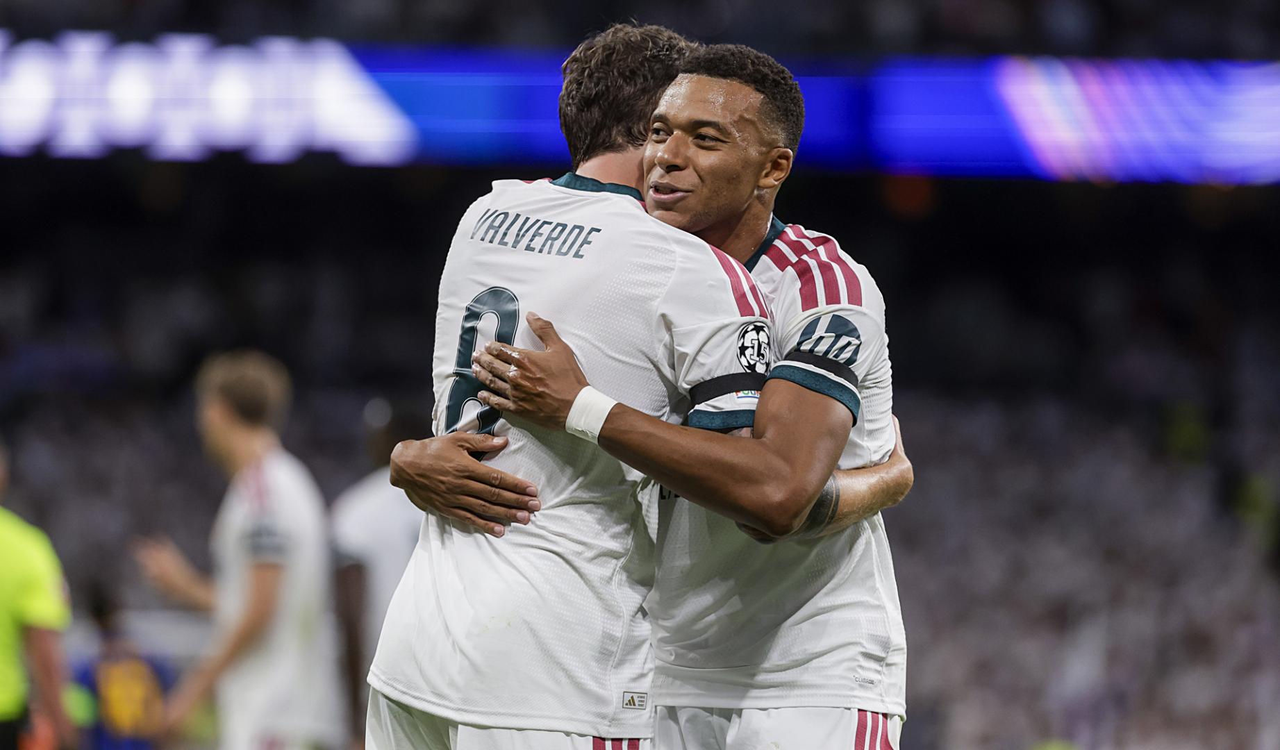 Fede Valverde y Kylian Mbappé, goleadores del partido, se abrazan tras el tanto del urguayo