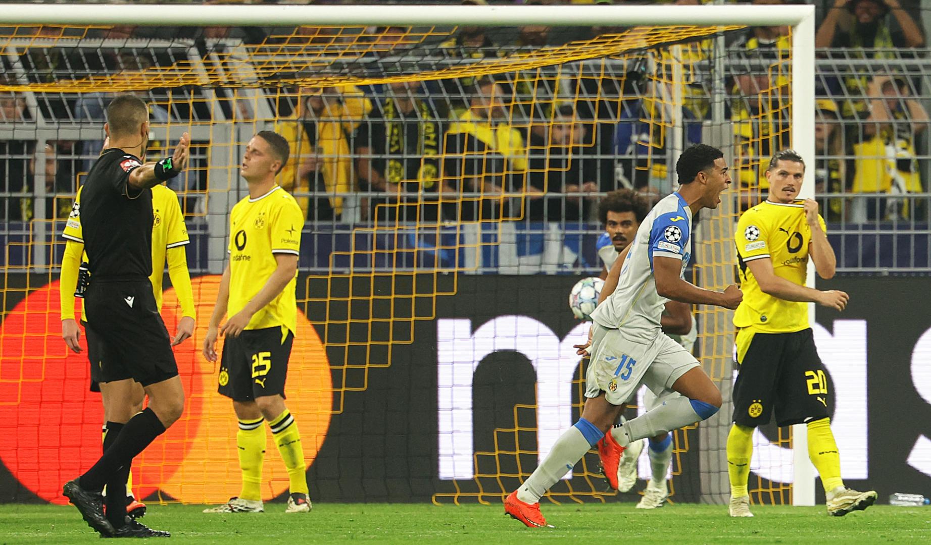 Santiago Mourino , del Villarreal, celera el empate contra el Borussia Dortmund