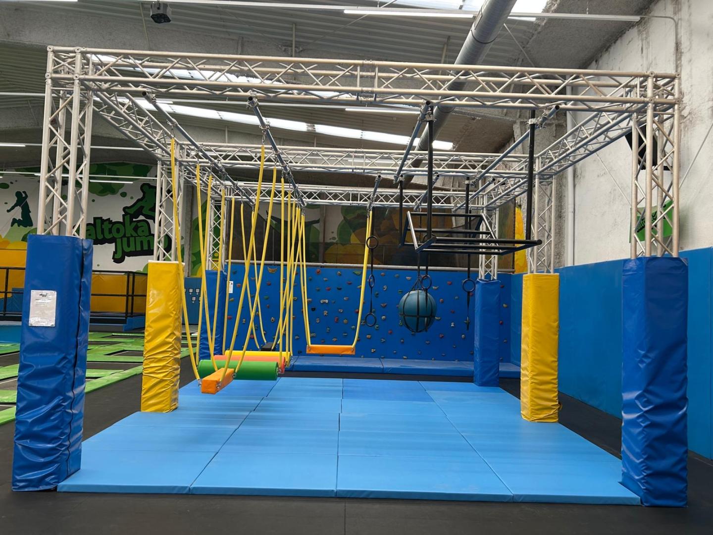 Saltoka Jump es un parque de camas elásticas y actividades interactivas que fomenta el movimiento, la coordinación y la diversión en familia
