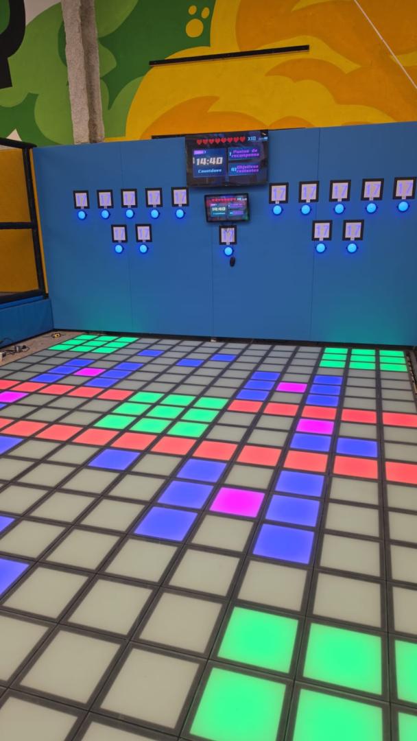La zona pixel, una delas novedades, incorpora una pantalla que guía al jugador a través de secuencias de movimiento sobre placas luminosas, creando un reto interactivo que combina velocidad, coordinación y tecnología