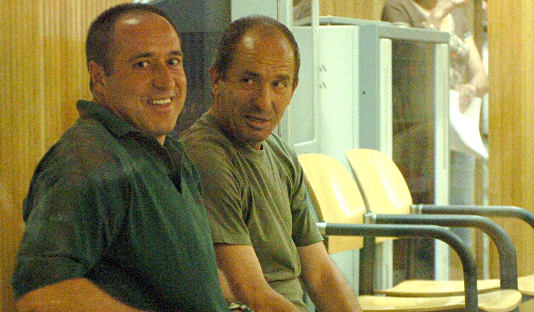 Los etarras Henry Parot (i) y Juan Lorenzo Lasa Michelena, "Txikierdi", durante el juicio que en 2006 contra ellos en la Audiencia Nacional por el asesinato, en noviembre de 1982 en Madrid, del general Víctor Lago, jefe de la División Acorazada Brunete número 1