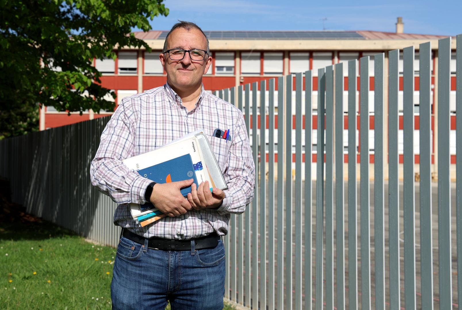 Jon Mendizabal Olaizola, en el patio del colegio Escolapios de Tafalla, del que es director.