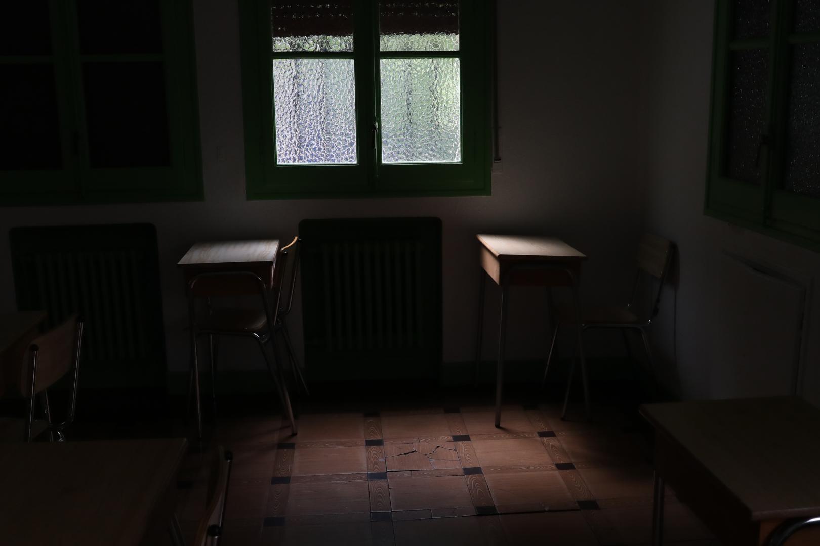 Pupitres en un aula del colegio FEC Vedruna de Pamplona.