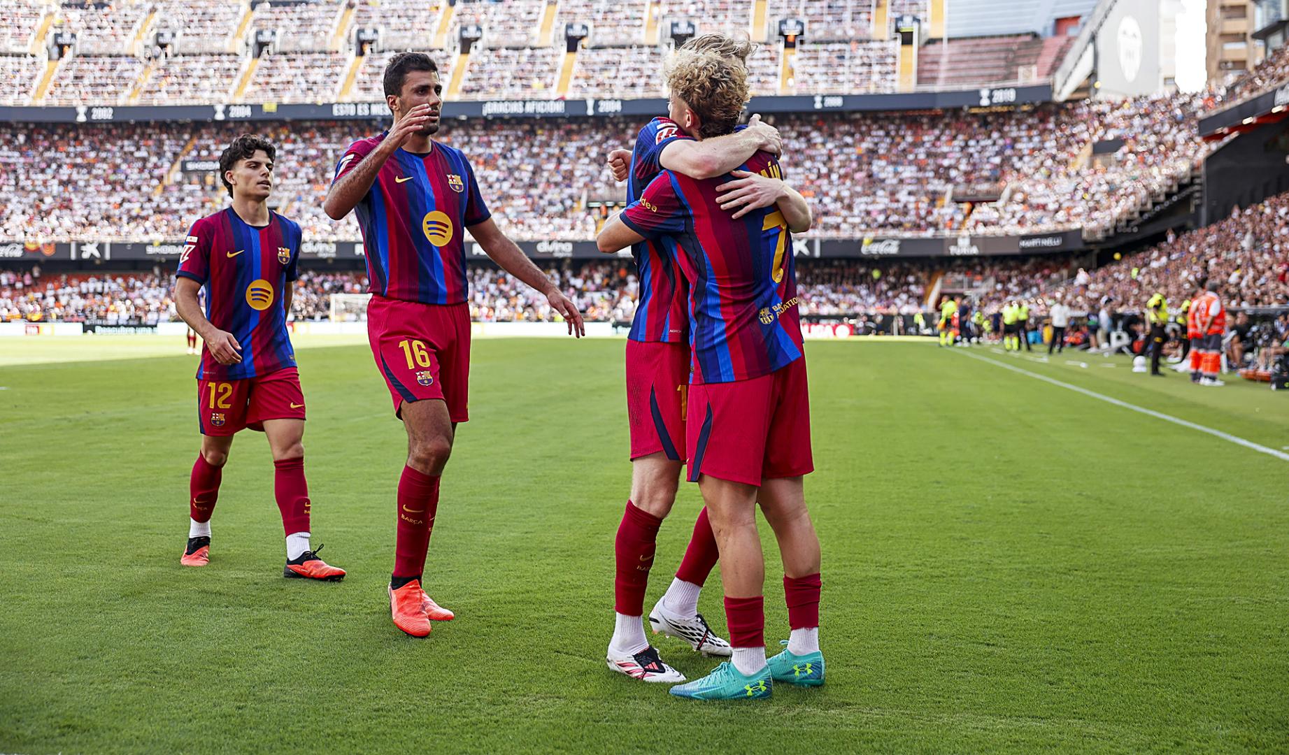 Rodri Hernández (2º por la izda.) celebra junto a sus compañeros uno de los tantos anotados por Fermín durante el encuentro contra el Valencia en Mestalla