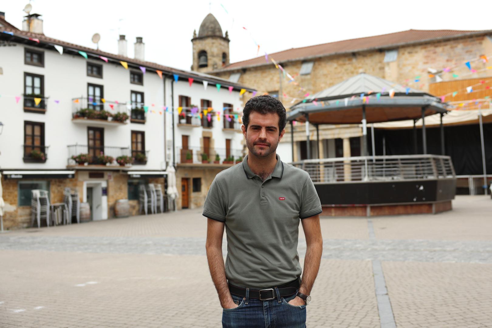 El alcalde de Alsasua, Javier Ollo (Geroa Bai), en la plaza de los Fueros, centro del inicio de fiestas este jueves.