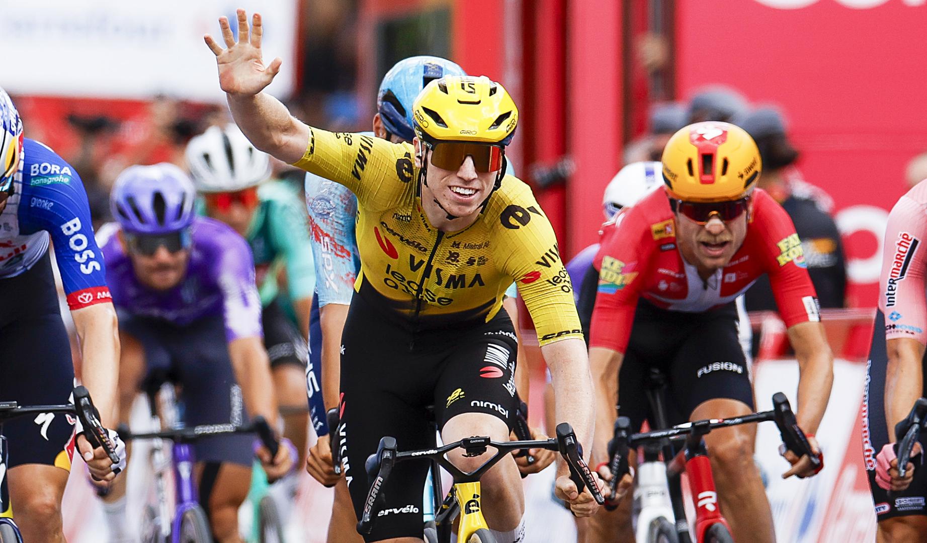 El ciclista británico James Matthew Brennan, del Team Visma | Lease a Bike, señala su quinta victoria tras imponerse en el esprint de Sevilla
