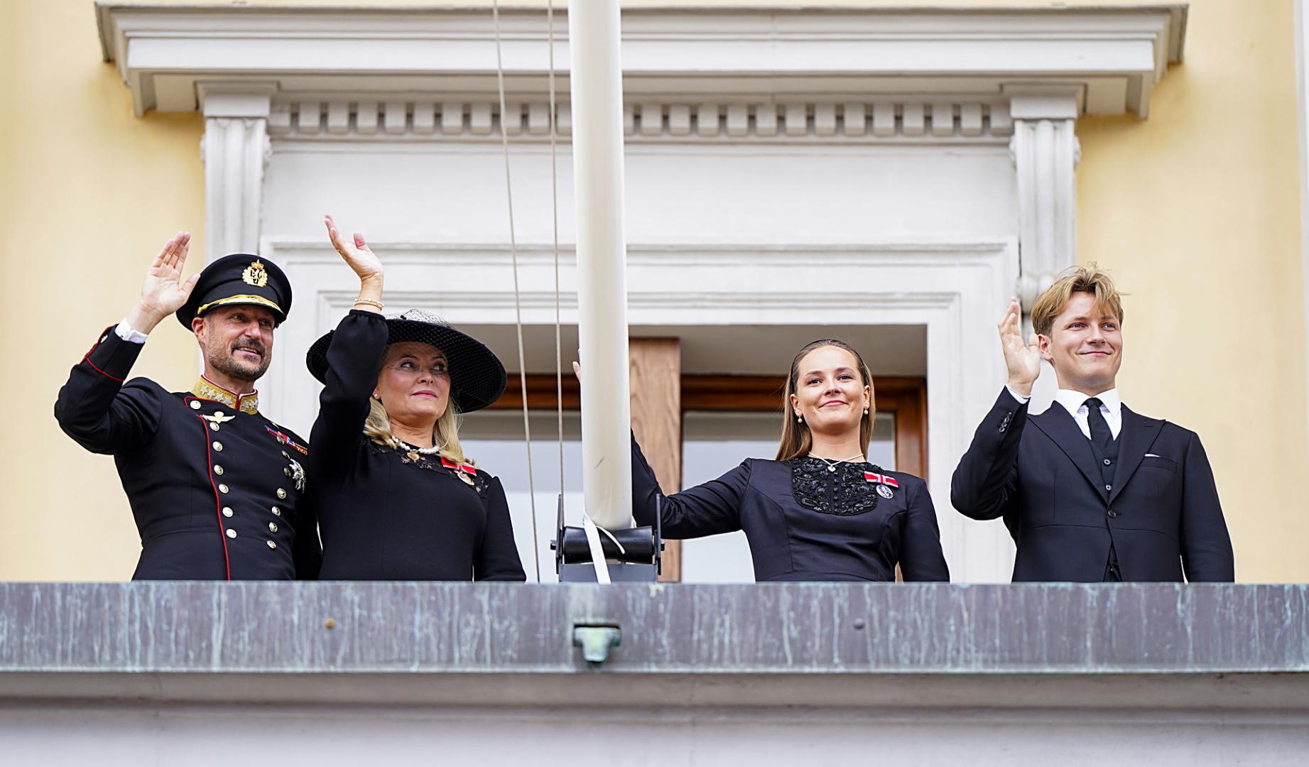 El Haakon VIII, la reina Mette-Marit,la princesa Ingrid Alexandra y el príncipe Sverre Magnus saludan desde le balcón tras los funerales por el rey Harald