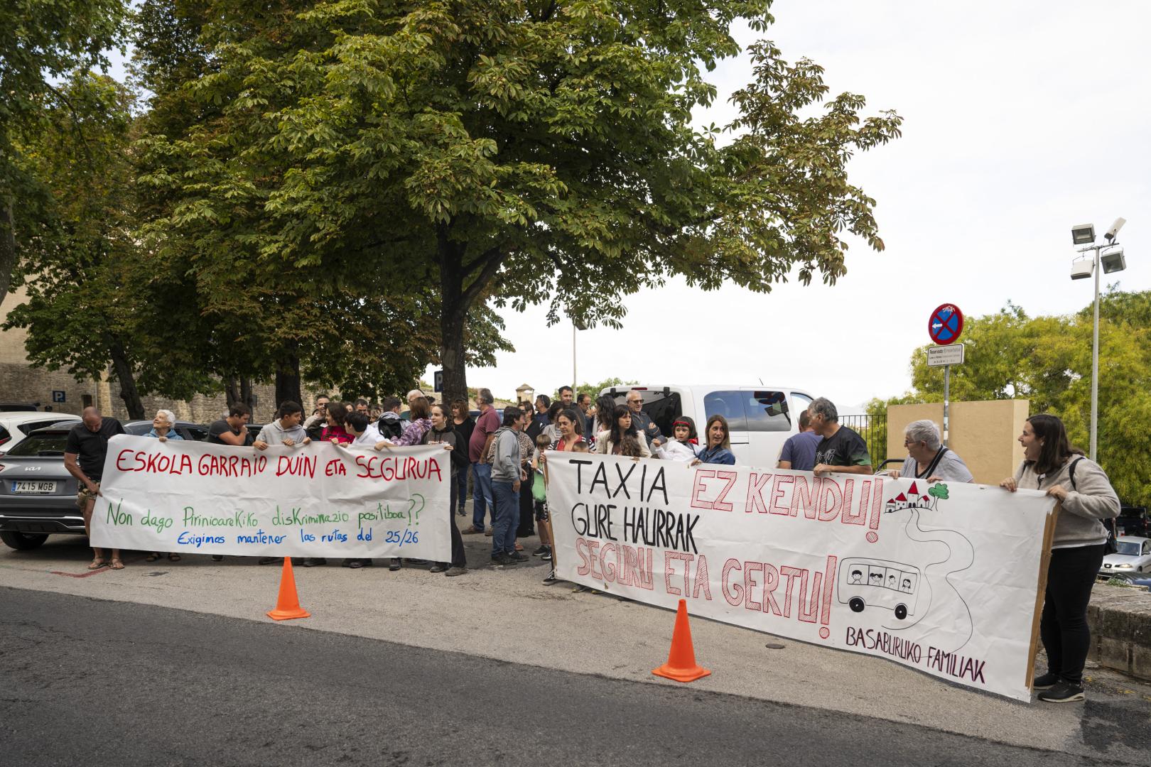 Protesta contra los recortes en transporte escolar en Aezkoa y Basaburua
