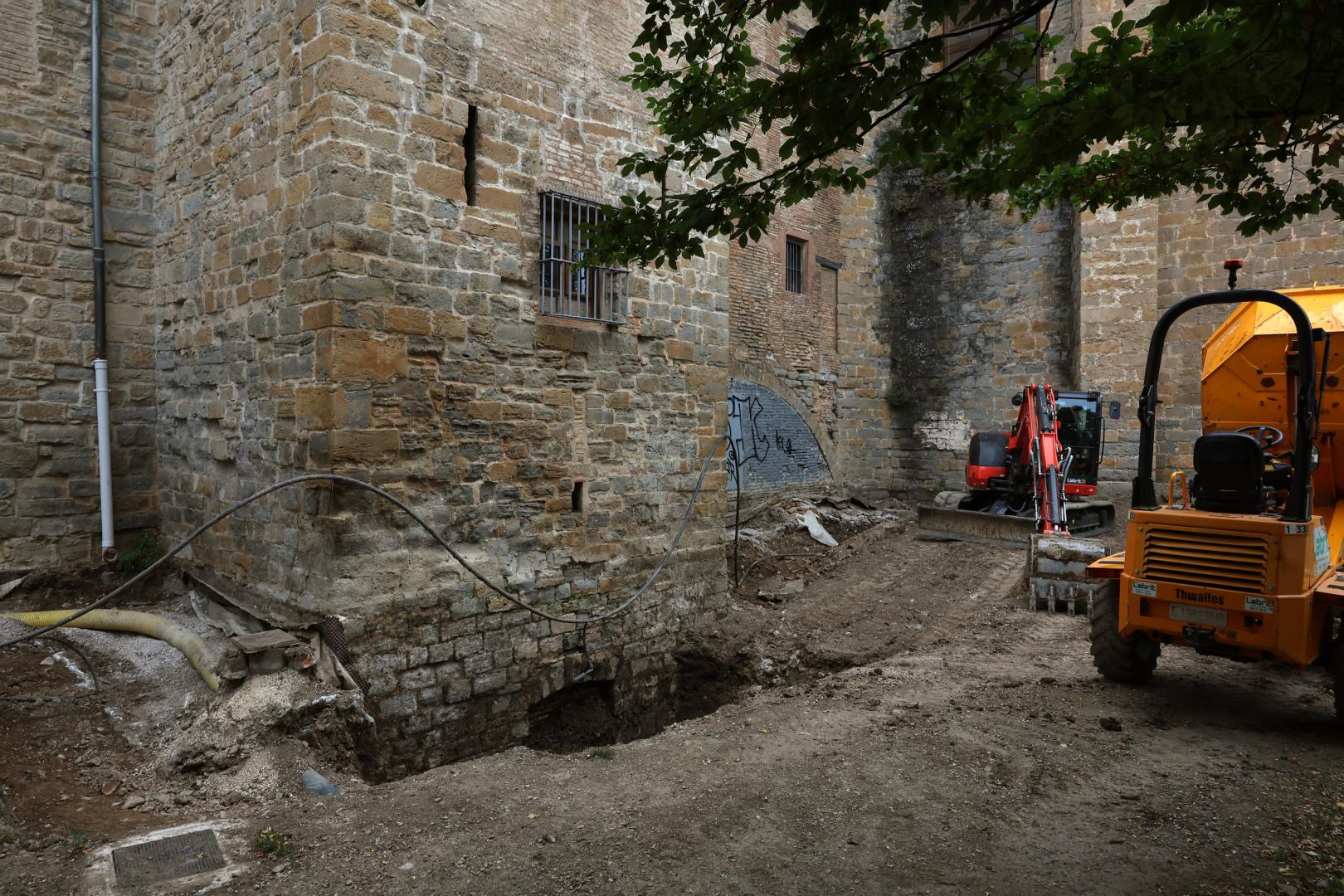La ‘puerta de los Canónigos’ en primer término y a la derecha, pintado ahora de gris, el arco ciego bajo el que se van a hacer nuevas excavaciones
