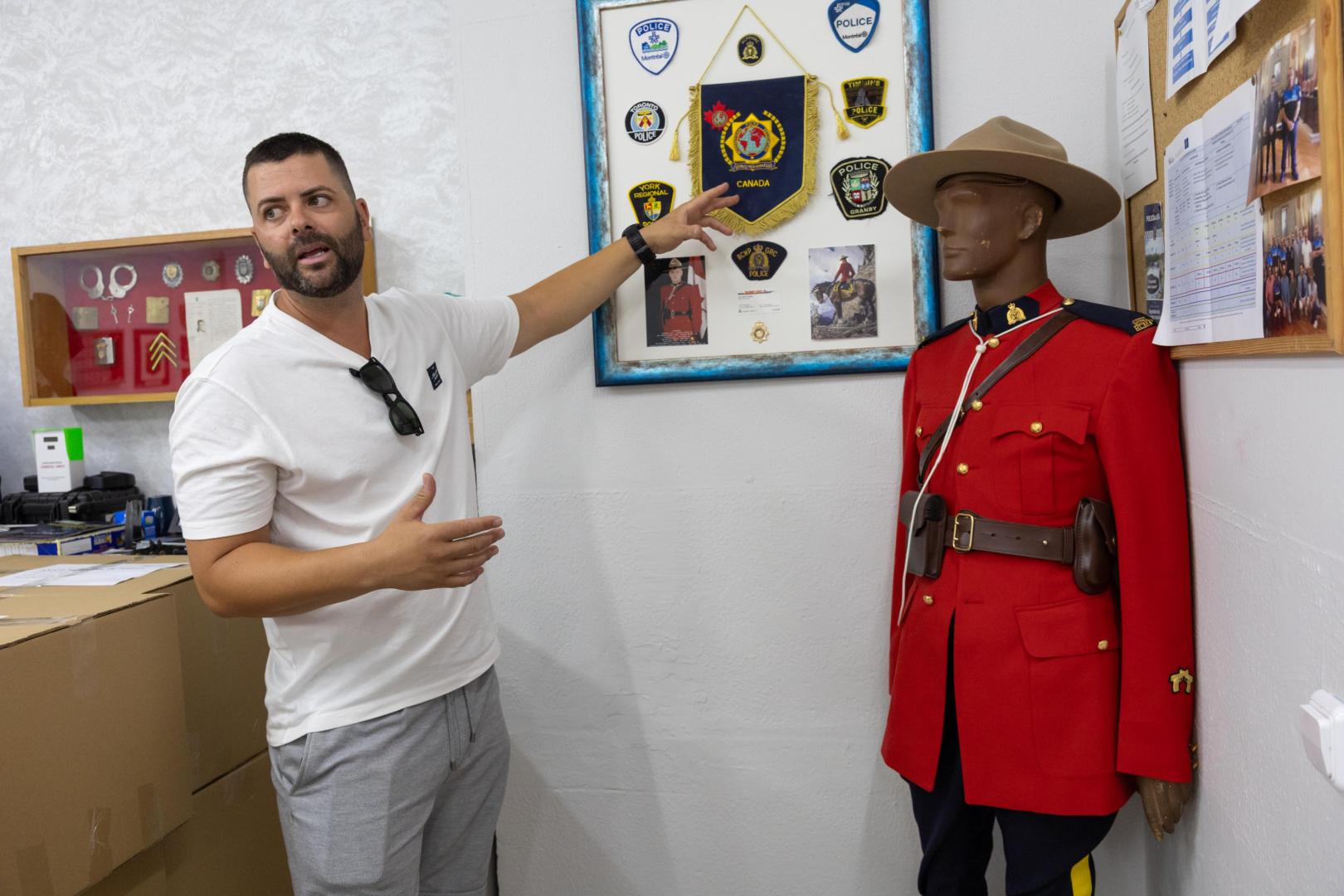 Javier Sagaseta, uno de los impulsores de la colección, junto a un traje de gala de la Policía Montada de Canadá enviado por un agente americano